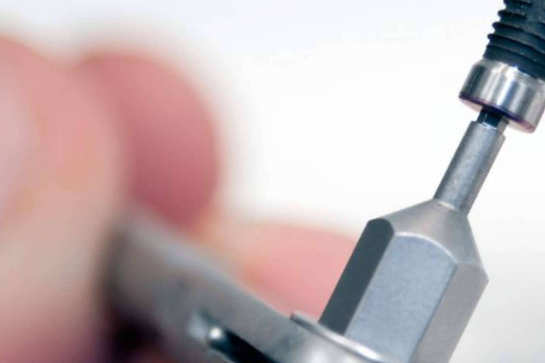 Implantes dentales en la clínica dental del Dr. Román Hernández para recuperar la funcionalidad de la boca