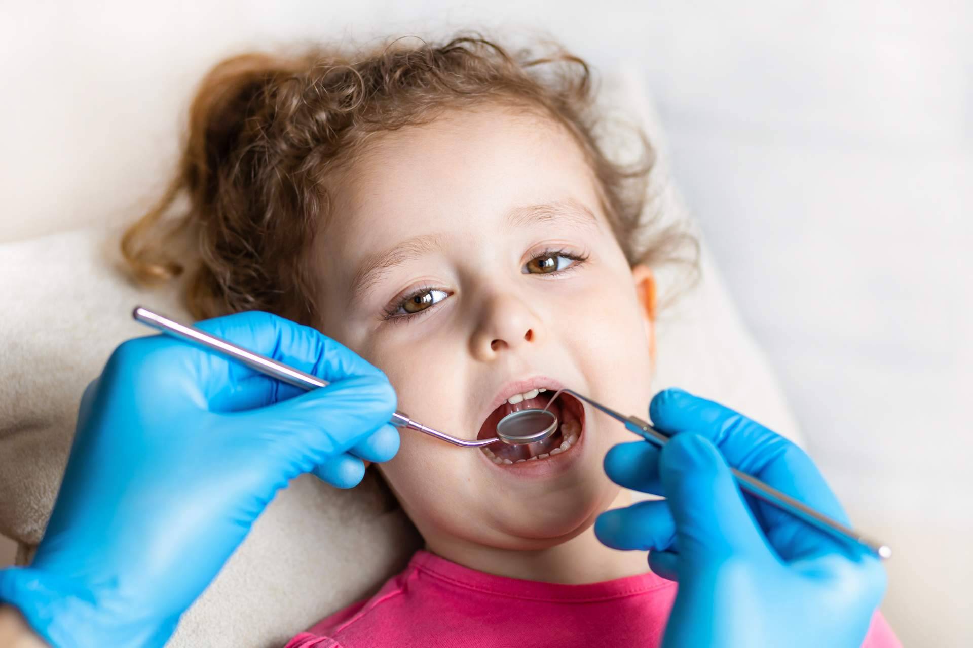 Cuidar la salud bucodental de un hijo con la ayuda de esta clínica dental de Chamartín