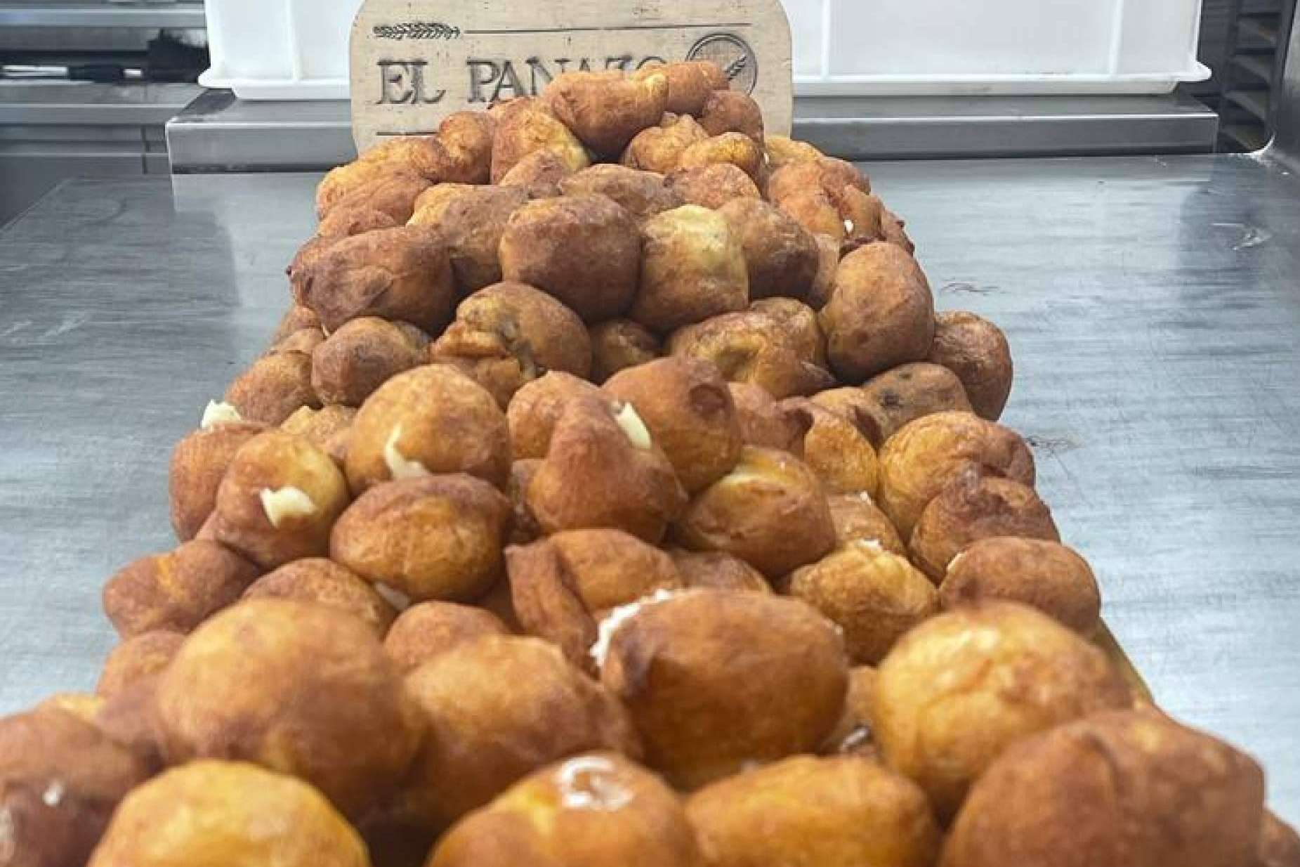 Buñuelos y huesos de santo, dulces tradicionales disponibles en El Panazo
