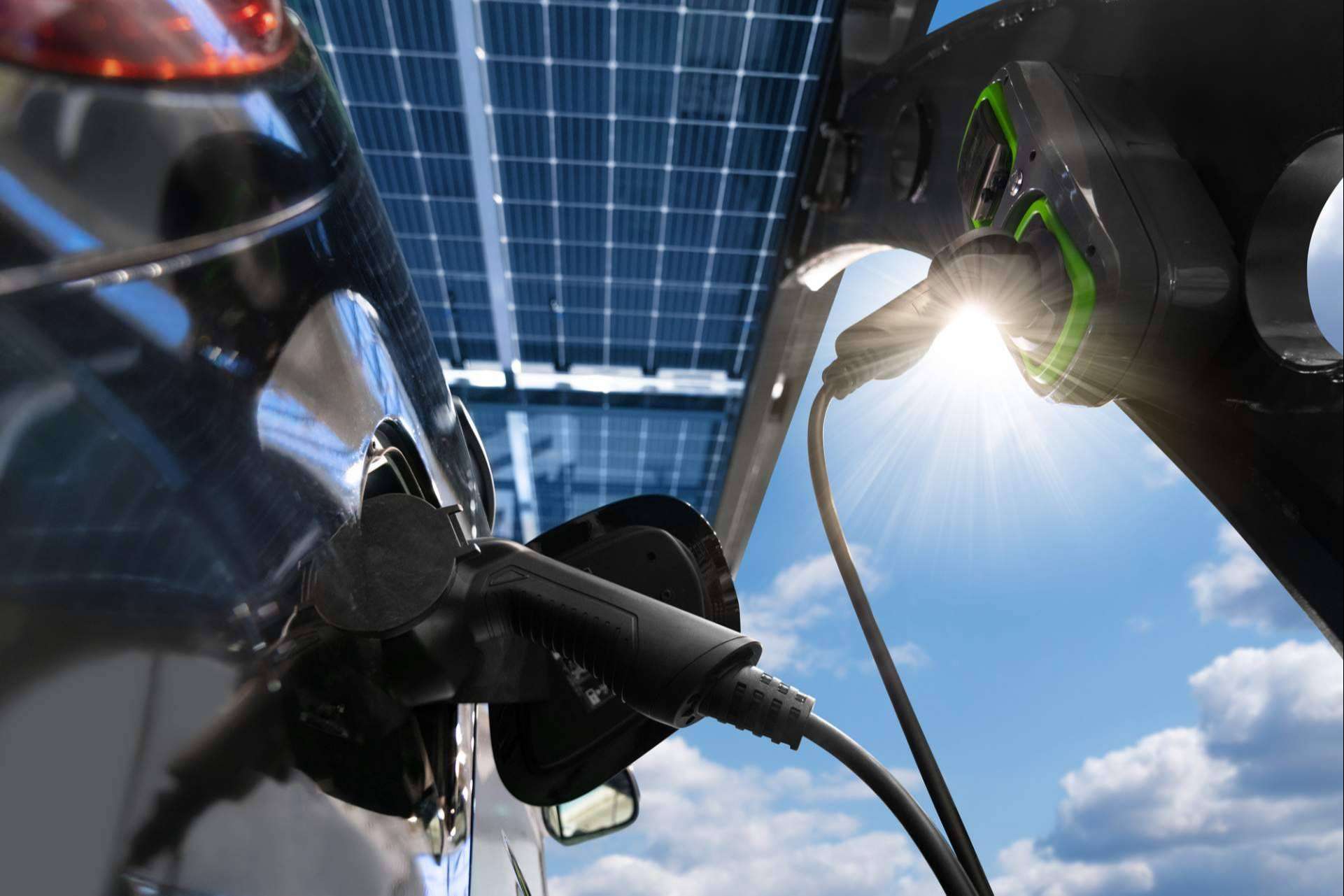 Recarga de vehículos eléctricos a coste 0 con la instalación de paneles solares de Smart Wallboxes