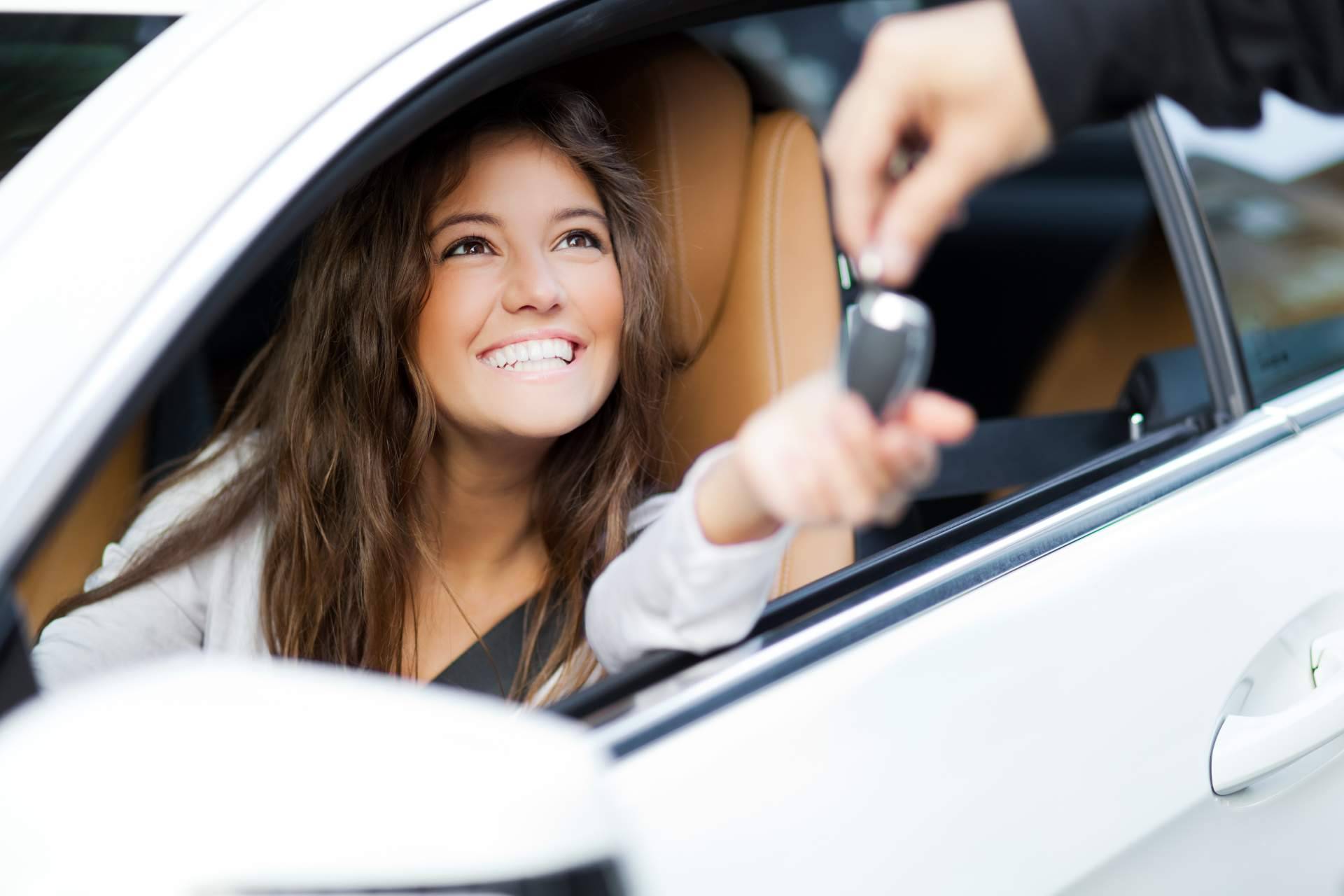 El renting de coches de Renting Car Fácil, una excelente opción para disfrutar coches de estreno