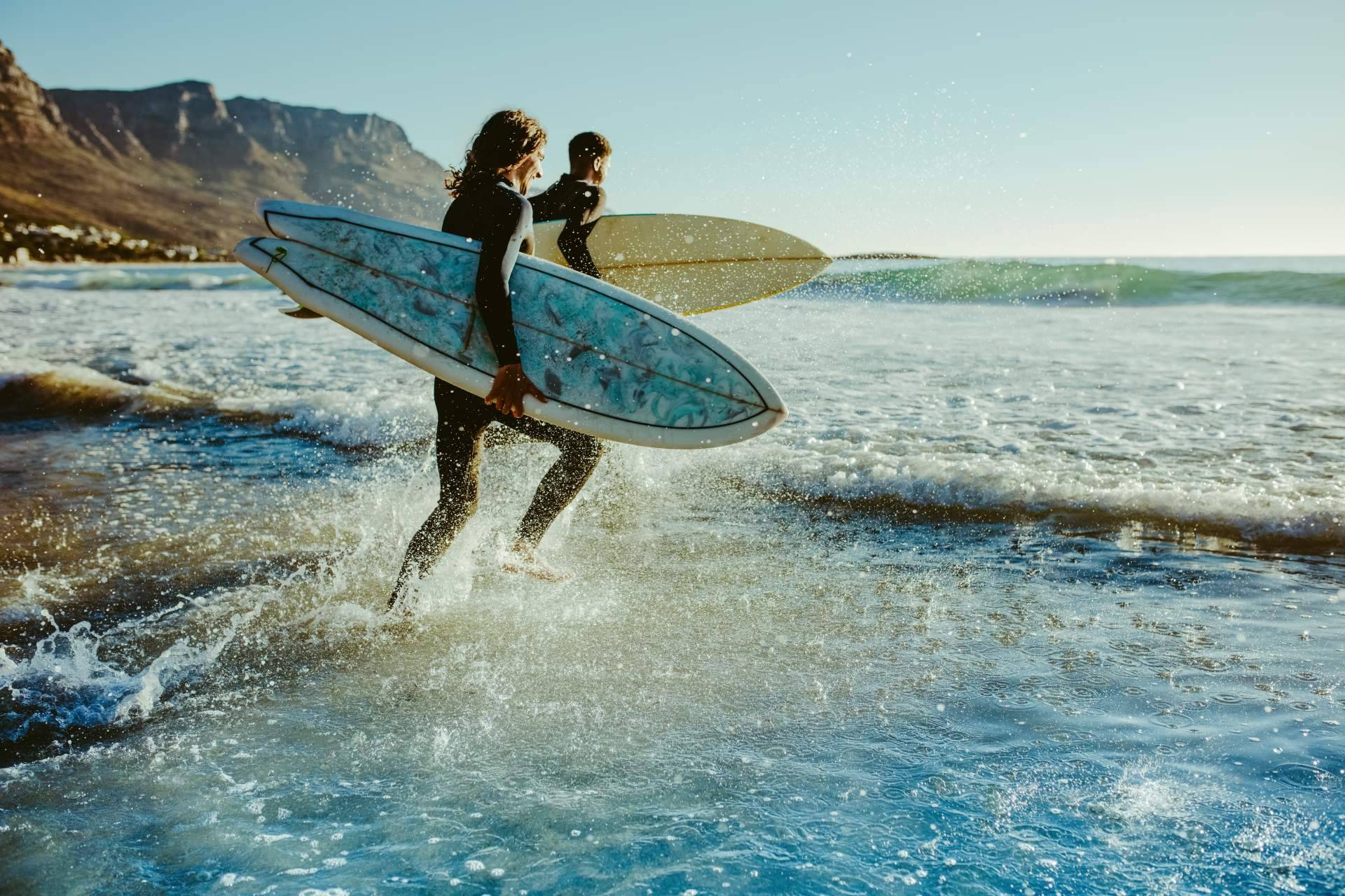 Los campamentos de Watsay Surf School para practicar surf en la playa de Berria