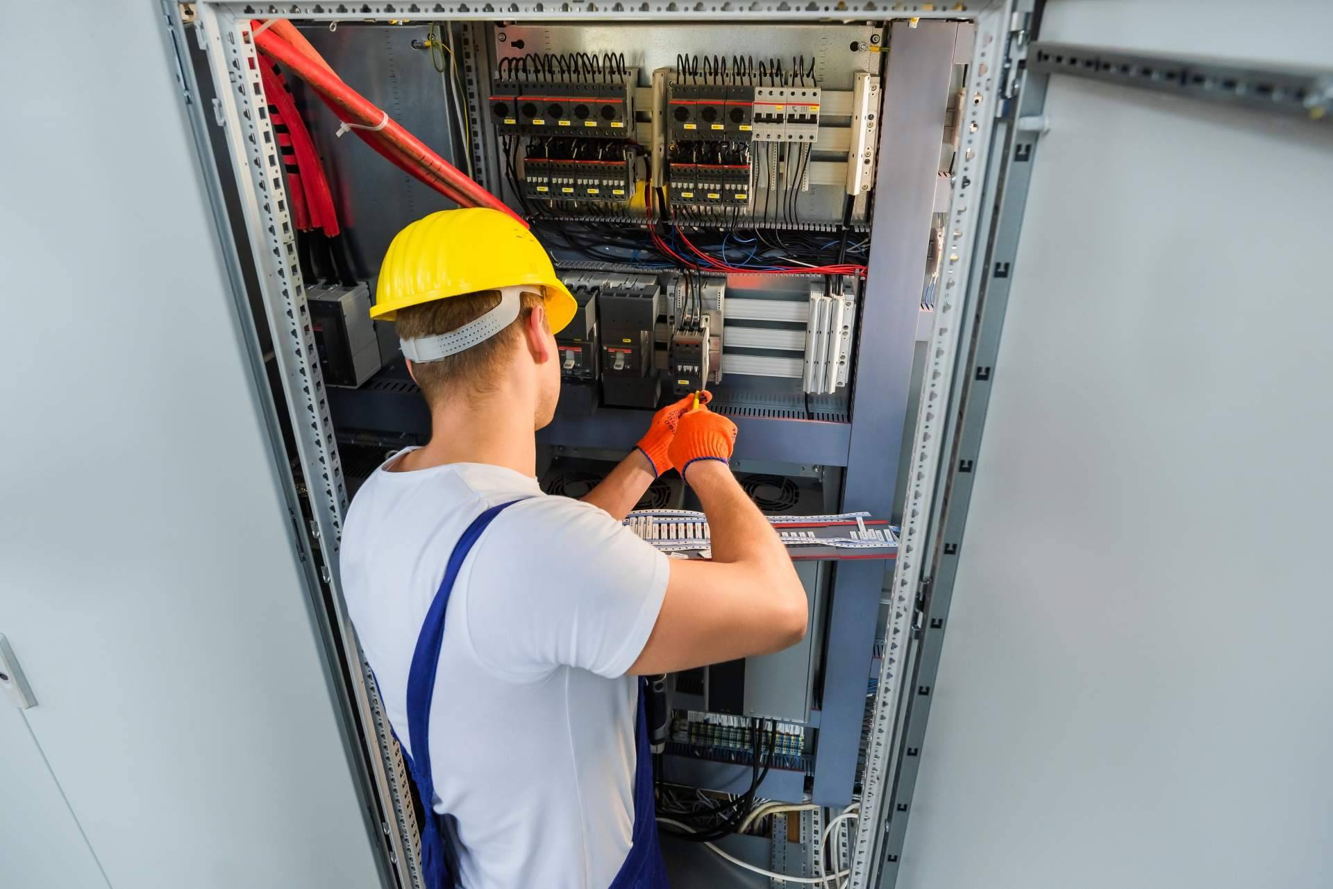 Soluciones González cuenta con un equipo de electricistas Málaga 24h para resolver todo tipo de urgencia