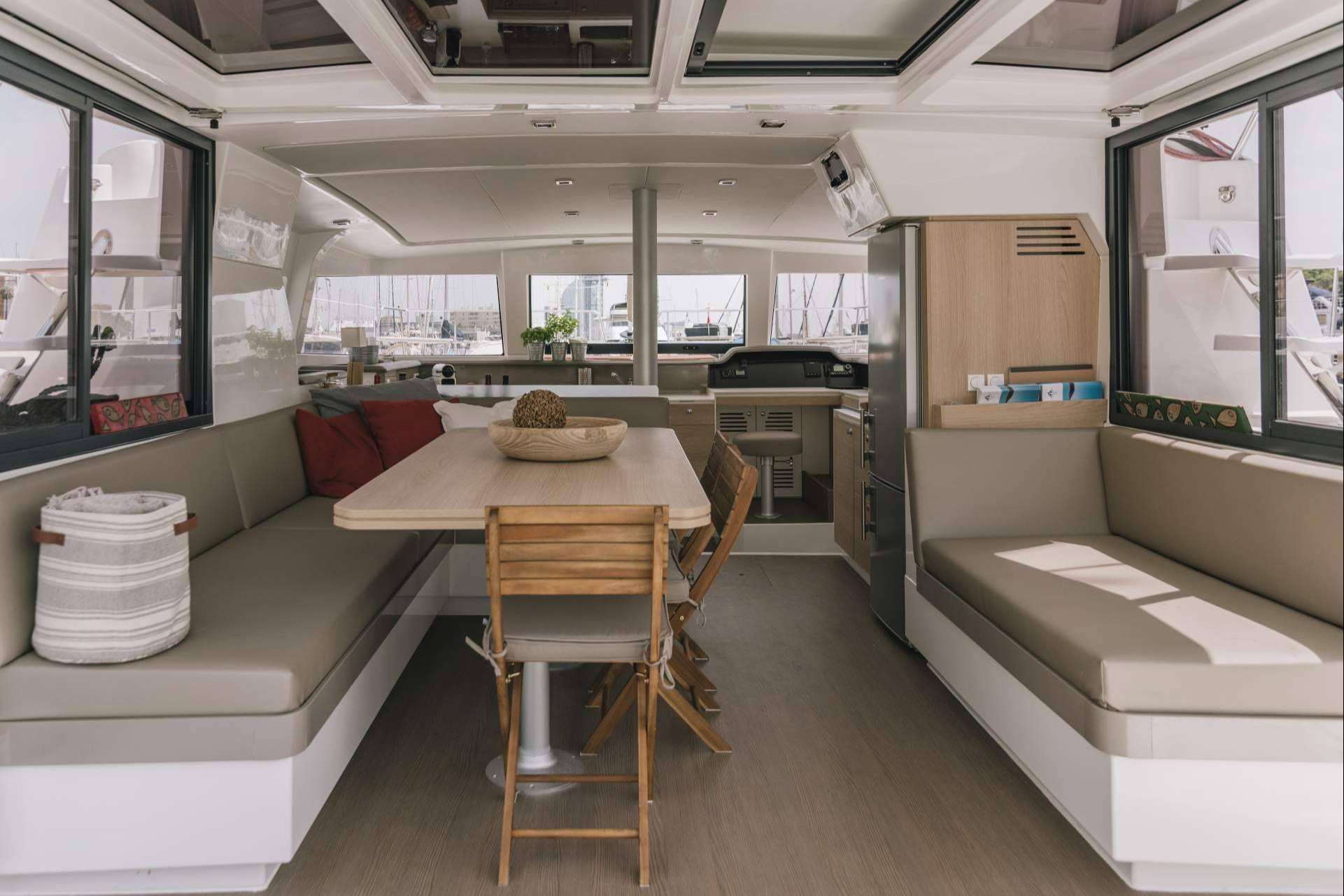 Sondevela permite disfrutar de un catamarán privado en Barcelona