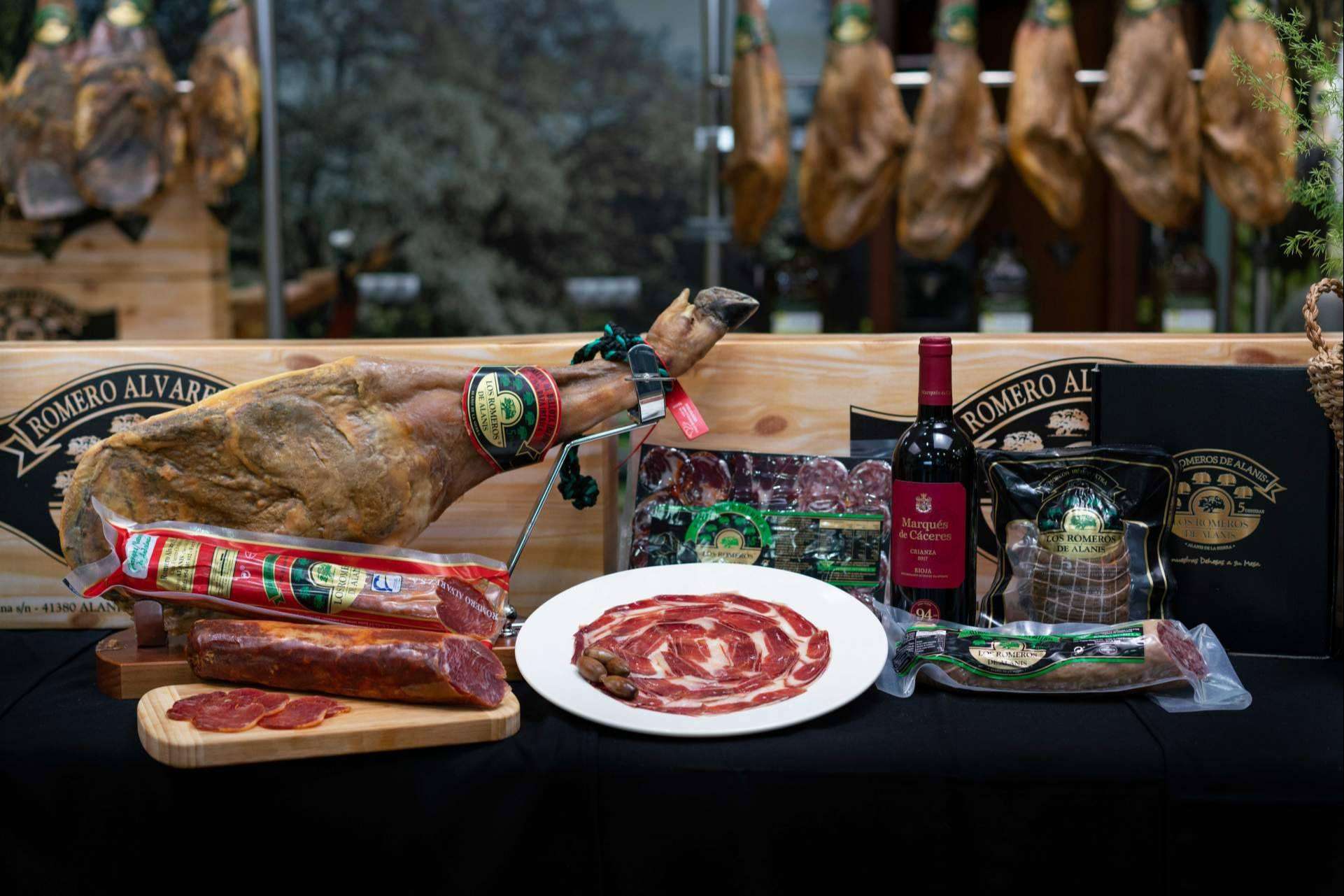 Diversas opciones en cestas y regalos de Navidad, por Los Romeros de Alanís