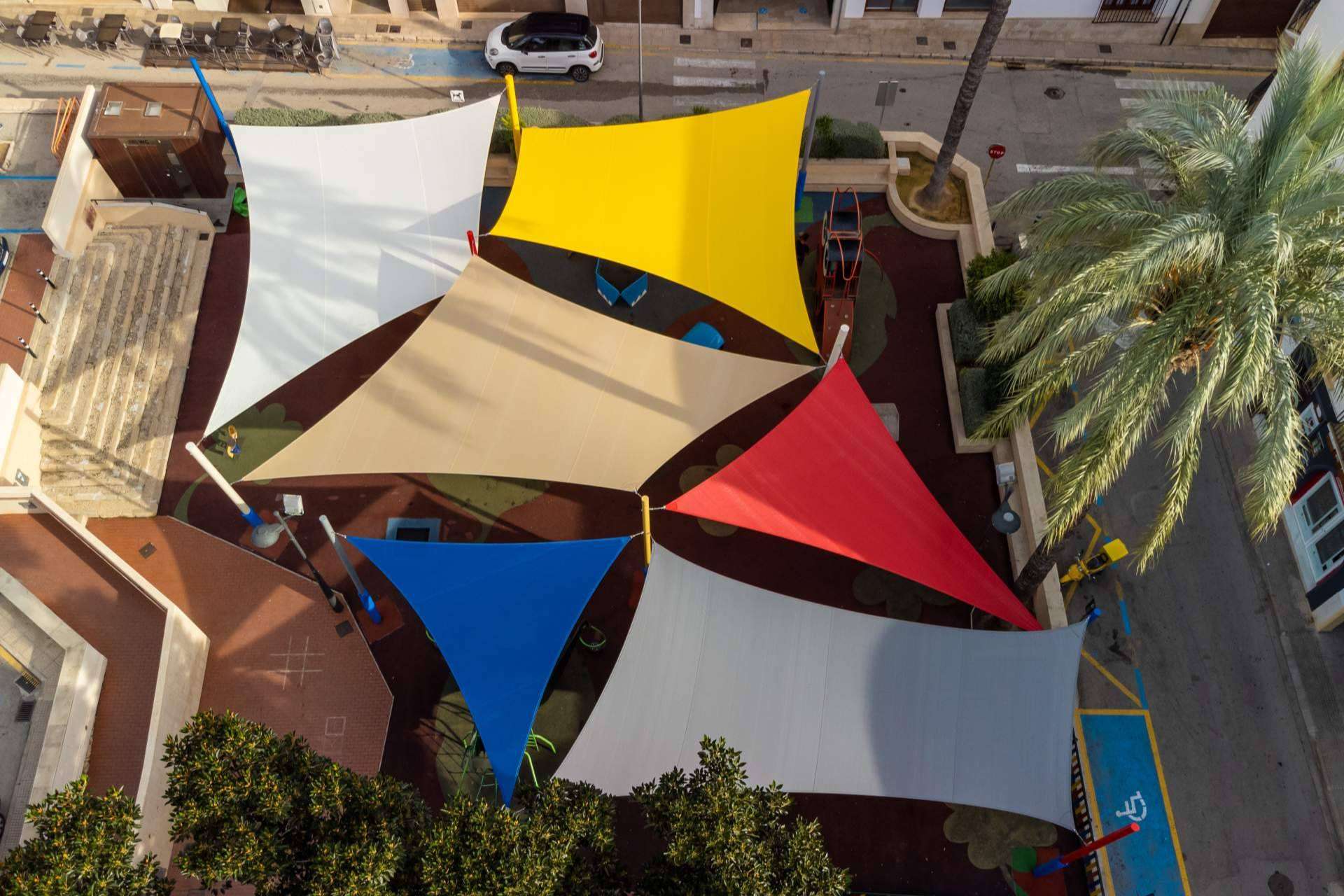 Los toldos tipo vela dan un toque de exclusividad y distinción sin disminuir su protección solar, con Velas Alicante