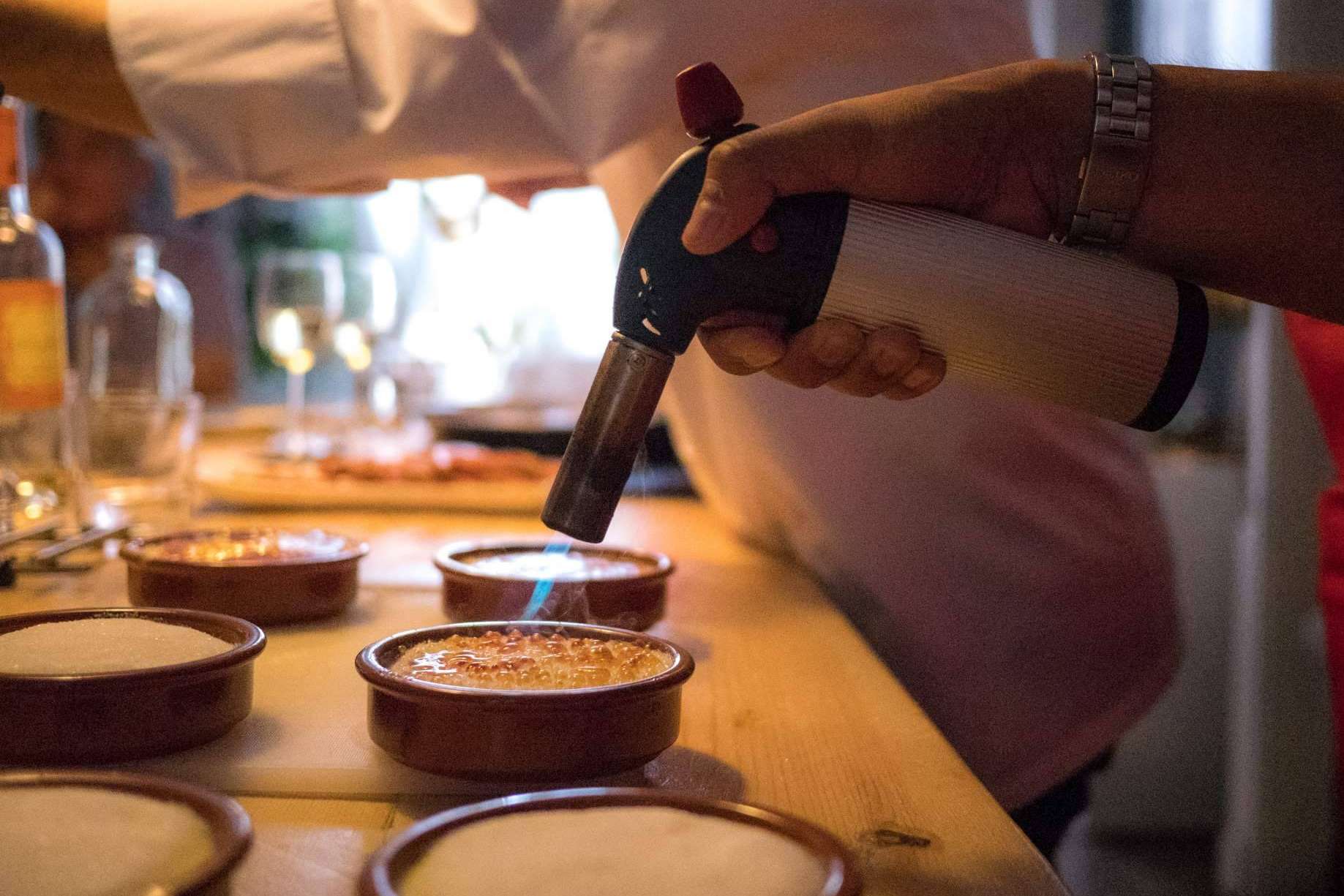 Teambuildings de talleres de cocina para empresas, con Just Royal BCN