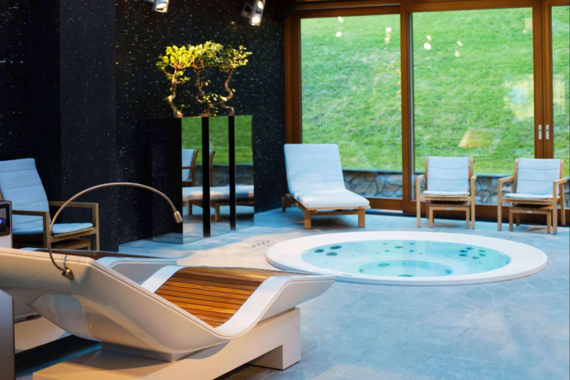 Hidroxury, una empresa especializada en el sector de la salud y el bienestar, proporciona un jacuzzi interior para cubrir todas las necesidades