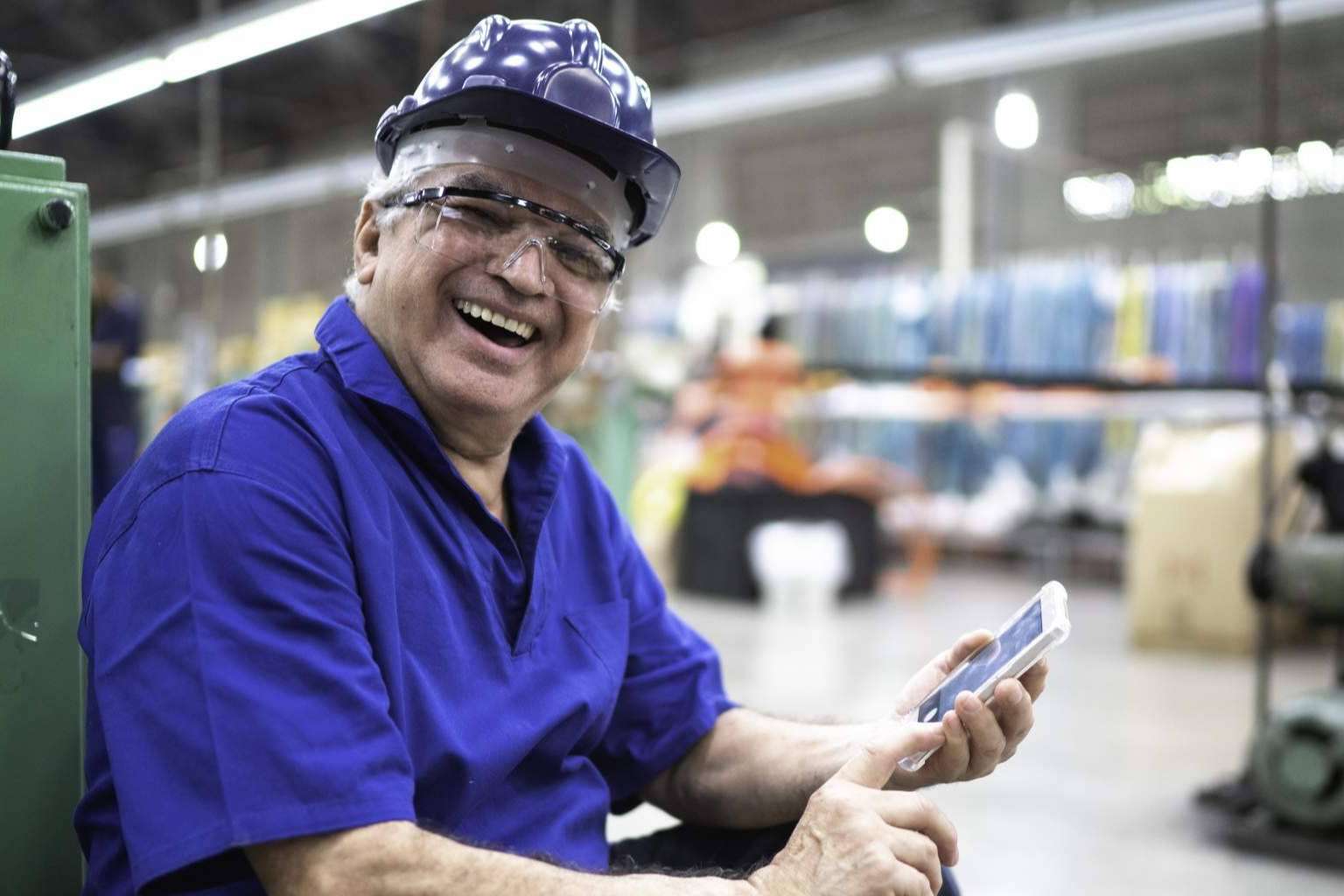 El 53 % los trabajadores de primera línea utiliza su WhatsApp personal hasta 6 veces al día por trabajo, con el consecuente riesgo para la empresa