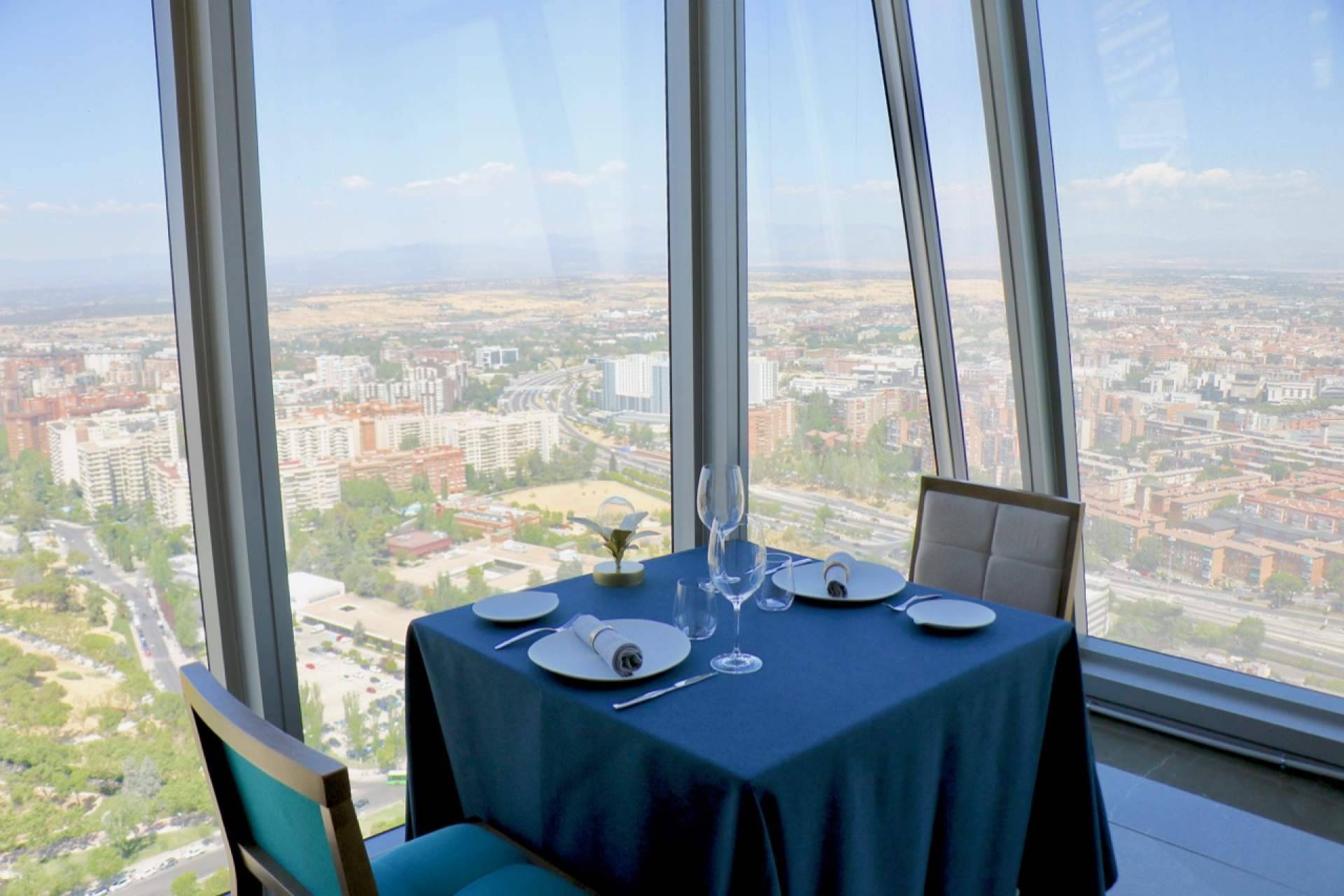 ÉLKAR es un restaurante situado a mucha altura de España que cumple un año