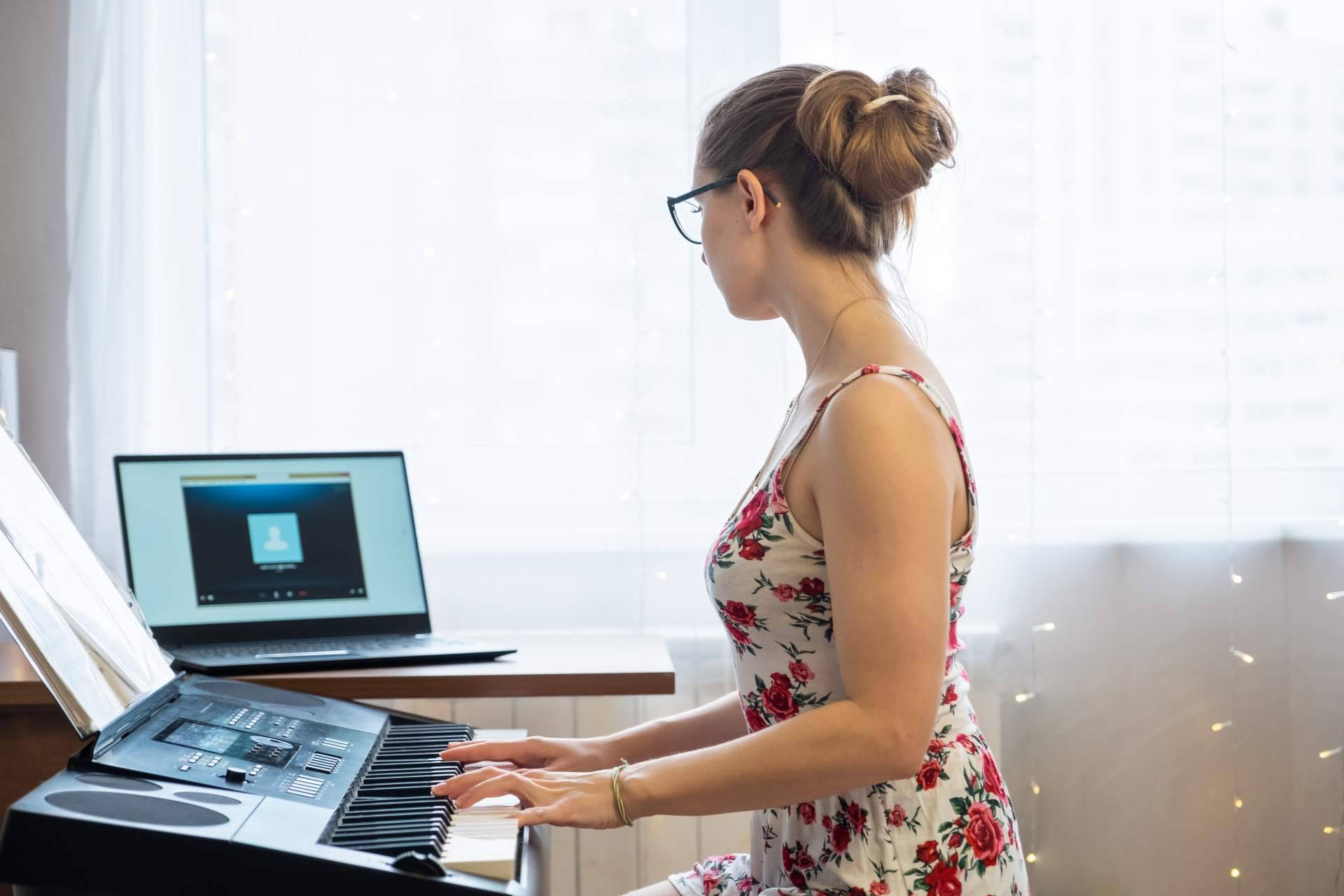 Escuela de Música Erizo imparte clases de piano online para todas las edades