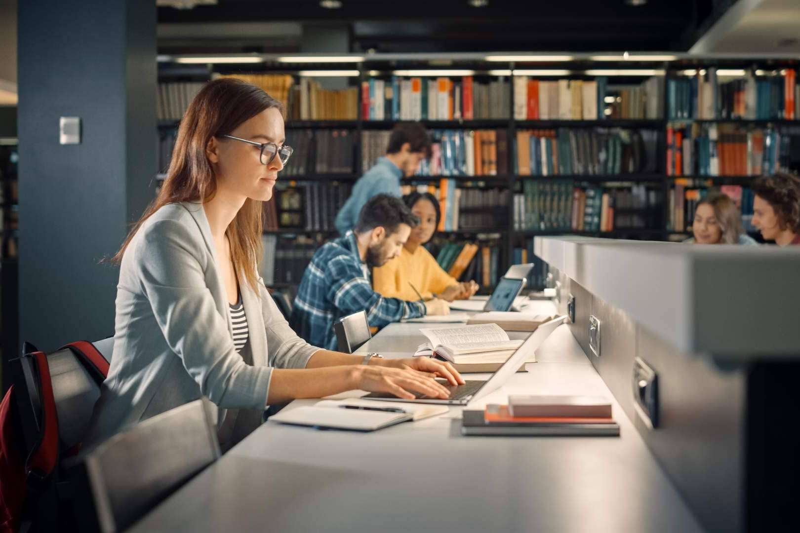 Ayuda para aprobar el TFG y TFM, de la mano de Ayuda Universitaria