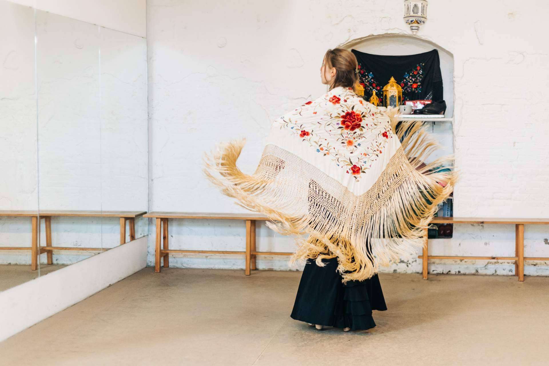 Viva La Feria explica paso a paso cómo se ponen los mantones flamencos