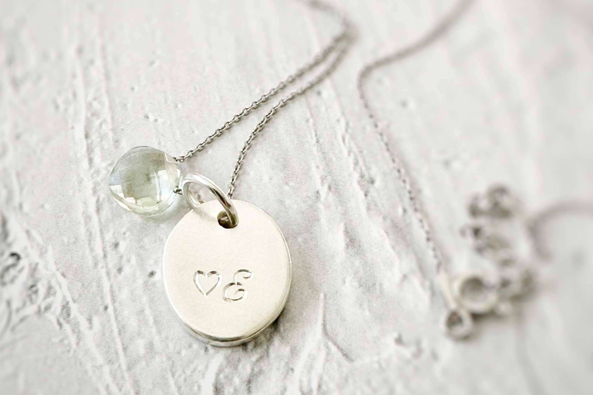 La marca Dejando Huella  y sus joyas especiales y originales ideales para regalar o autoregalarse