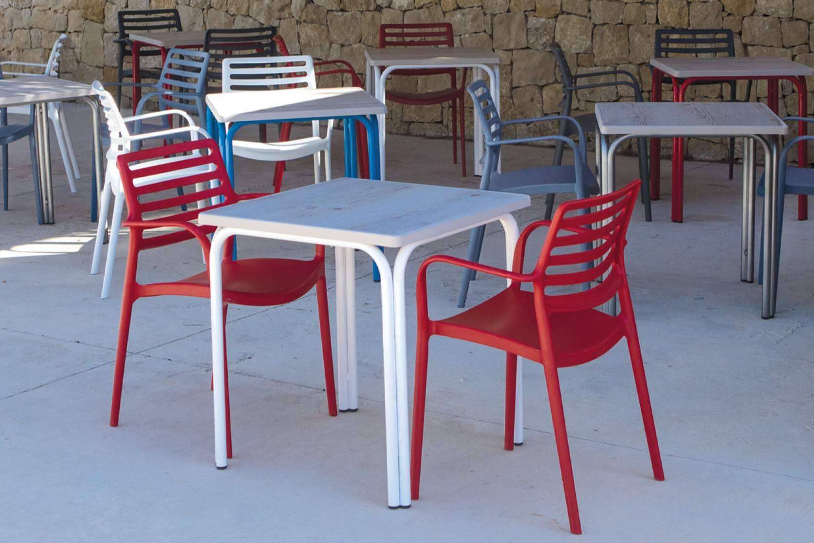 Sillas de resina, la solución estética y económica que ofrece Muebles-Hostelería