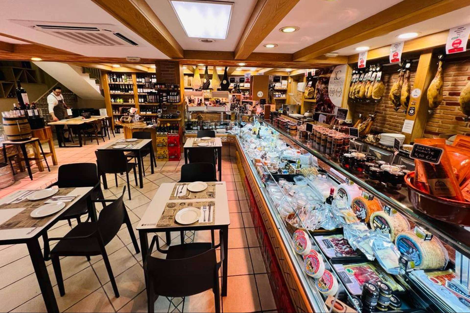 La apertura de la primera jamonería, quesería y colmado con degustación de El Cacereño