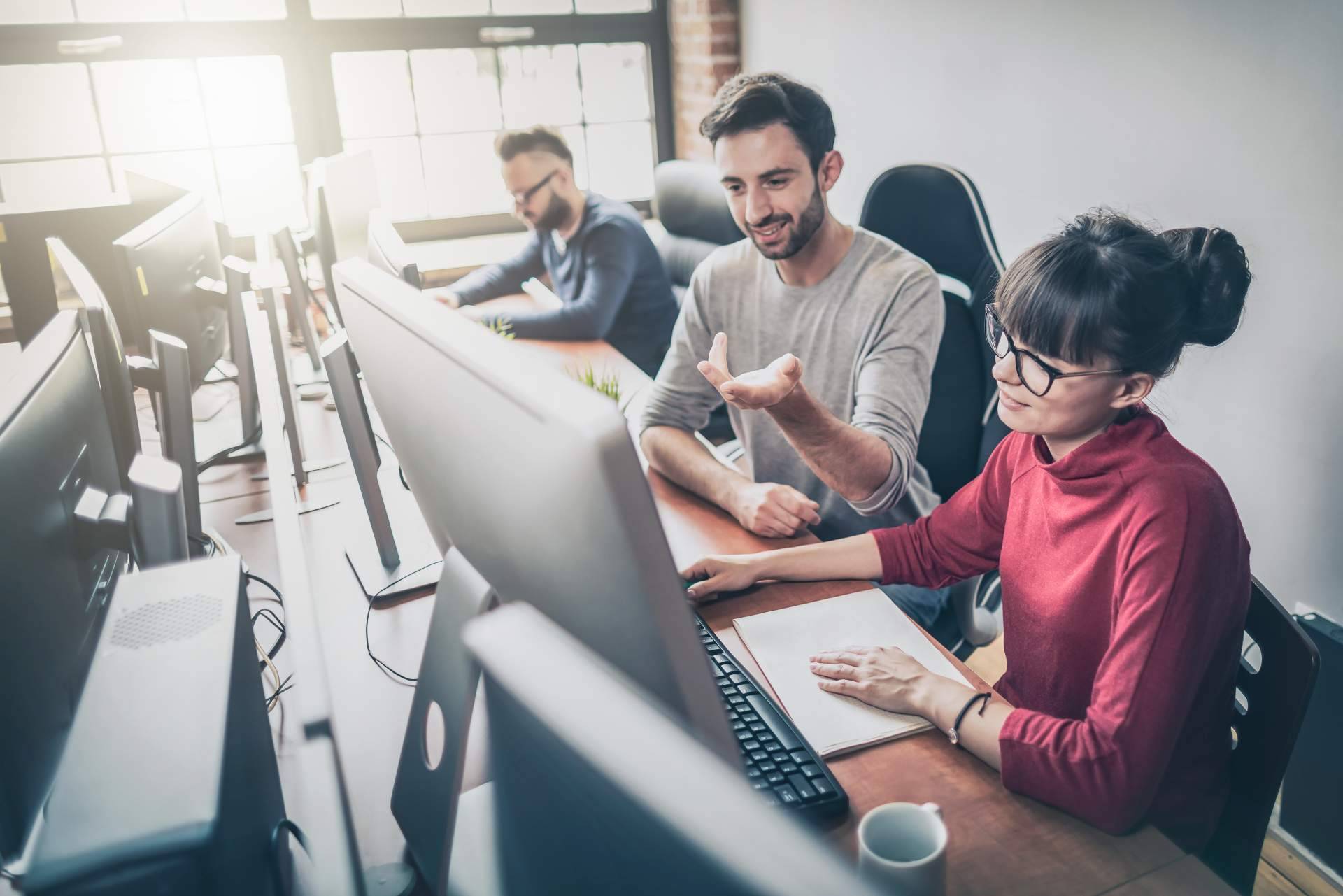 La subcontratación de personal informático para pymes en Sevilla; beneficios y tendencias
