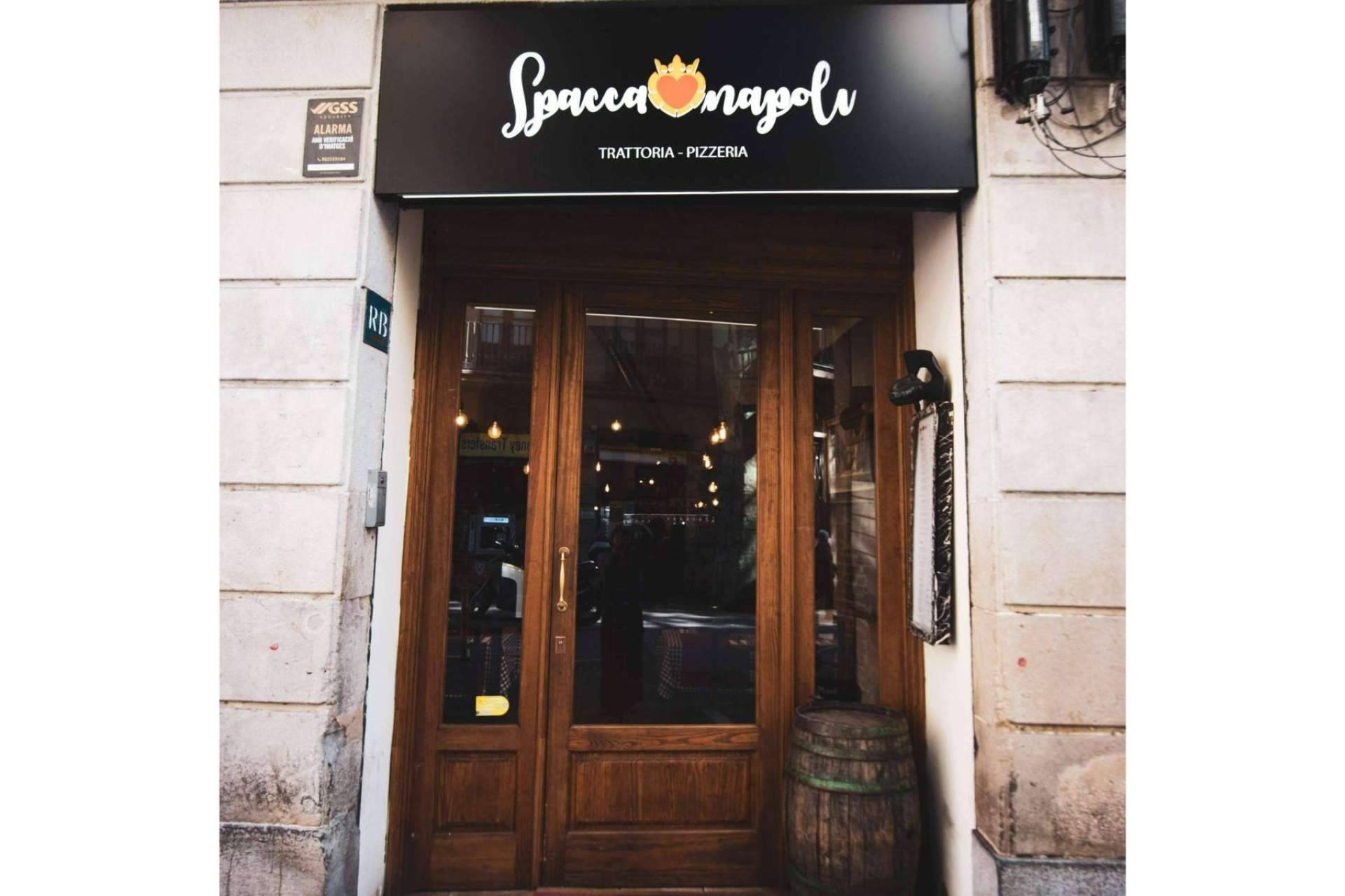 Disfrutar de la original pizza napolitana en el restaurante Spaccanapoli Barcelona