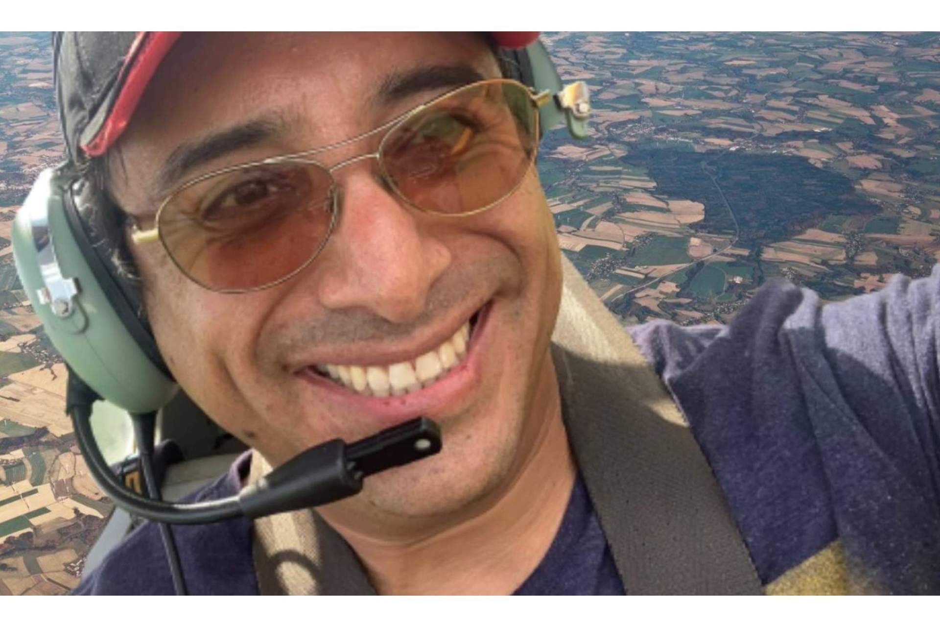 Bernardo Eucario Moreno León es un aficionado a la aviación que continúa el legado familiar
