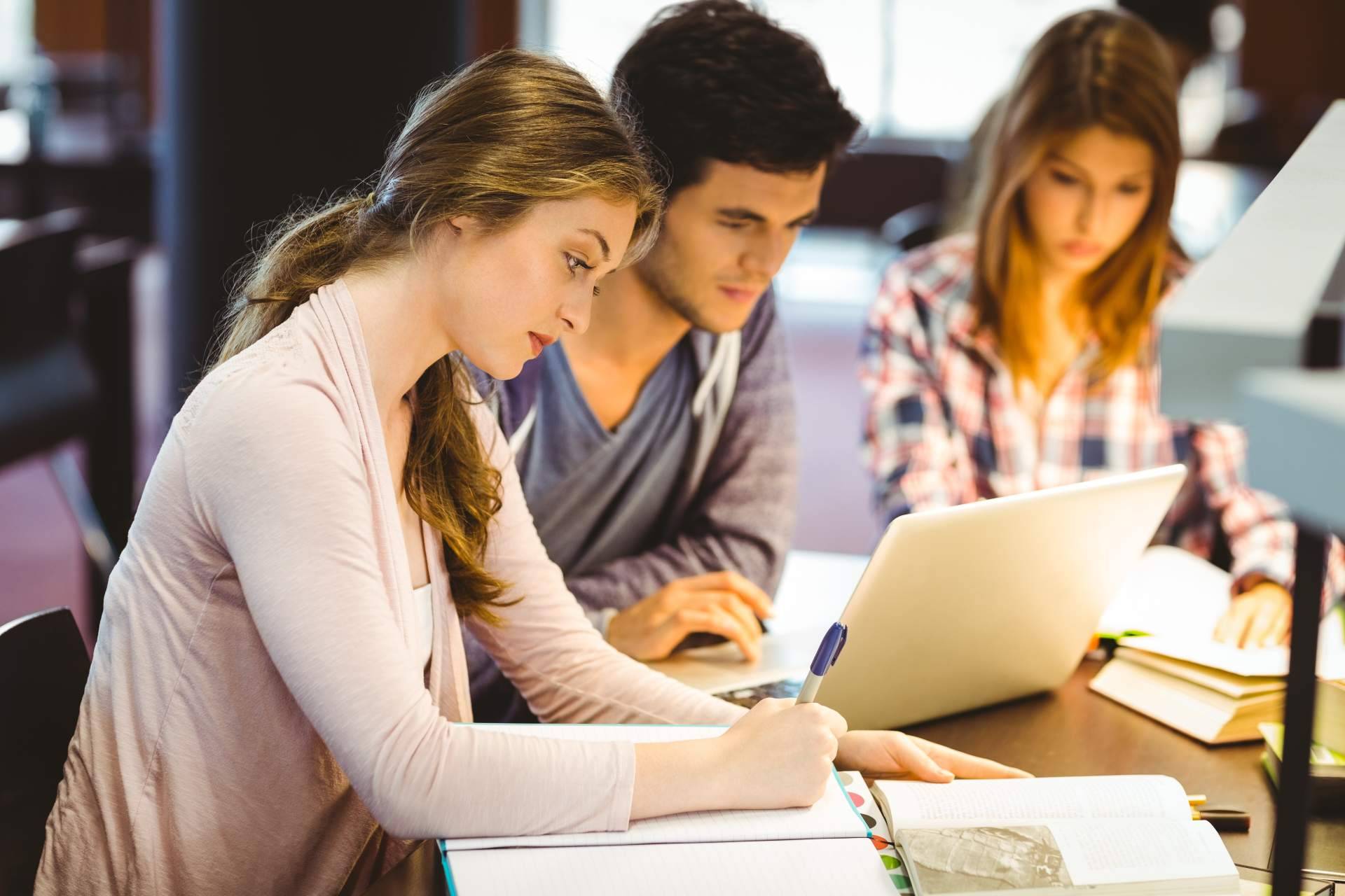 Por qué es el mejor momento para opositar, miles de plazas y preparación asequible