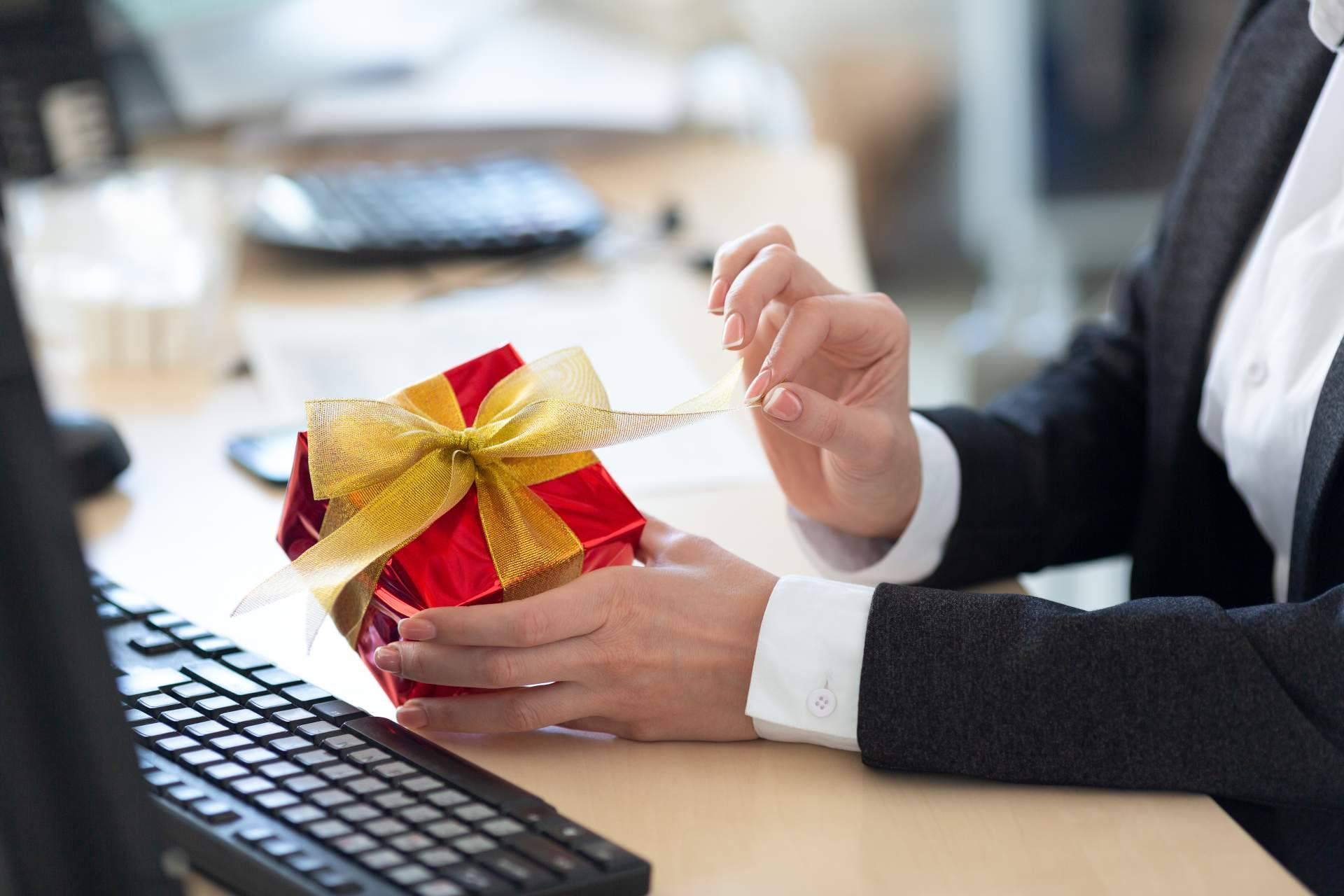 Cuáles son los beneficios de los regalos publicitarios personalizados en el mundo corporativo, por Izando Services