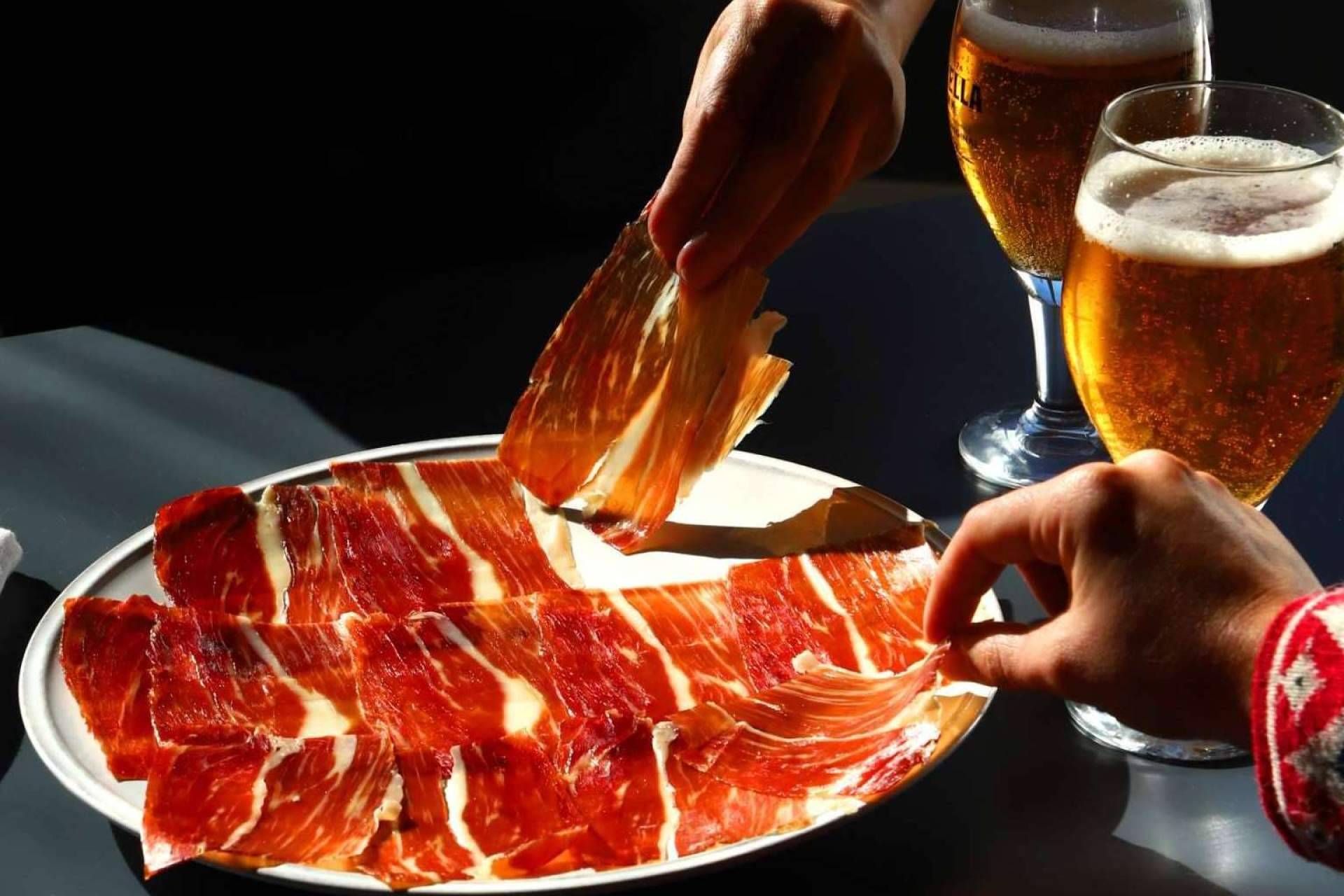 Enrique Tomás ayuda a diferenciar entre un jamón ibérico de bellota y uno de menos calidad