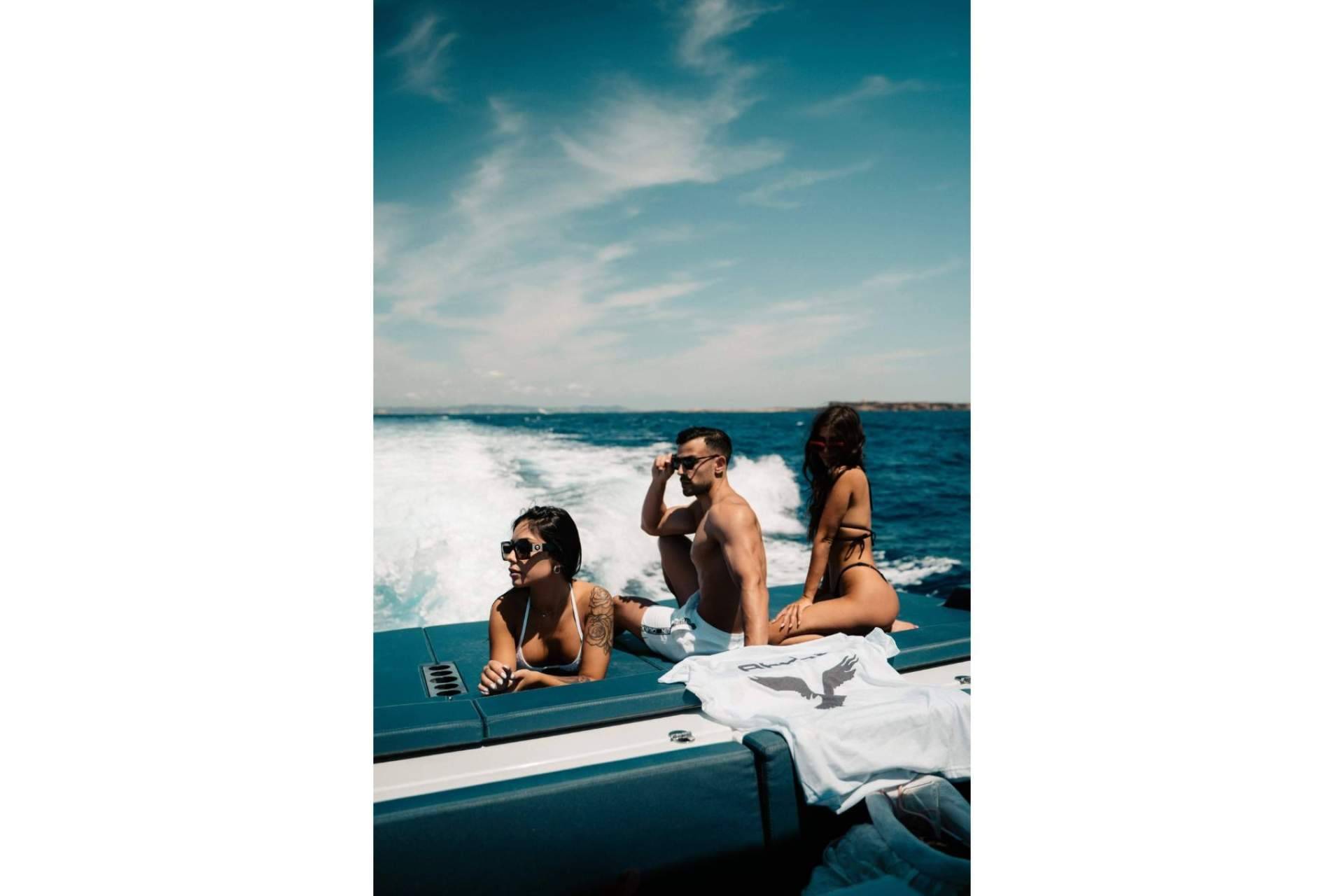 AkunaProject ofrece un excelente servicio de alquiler de yates en Ibiza