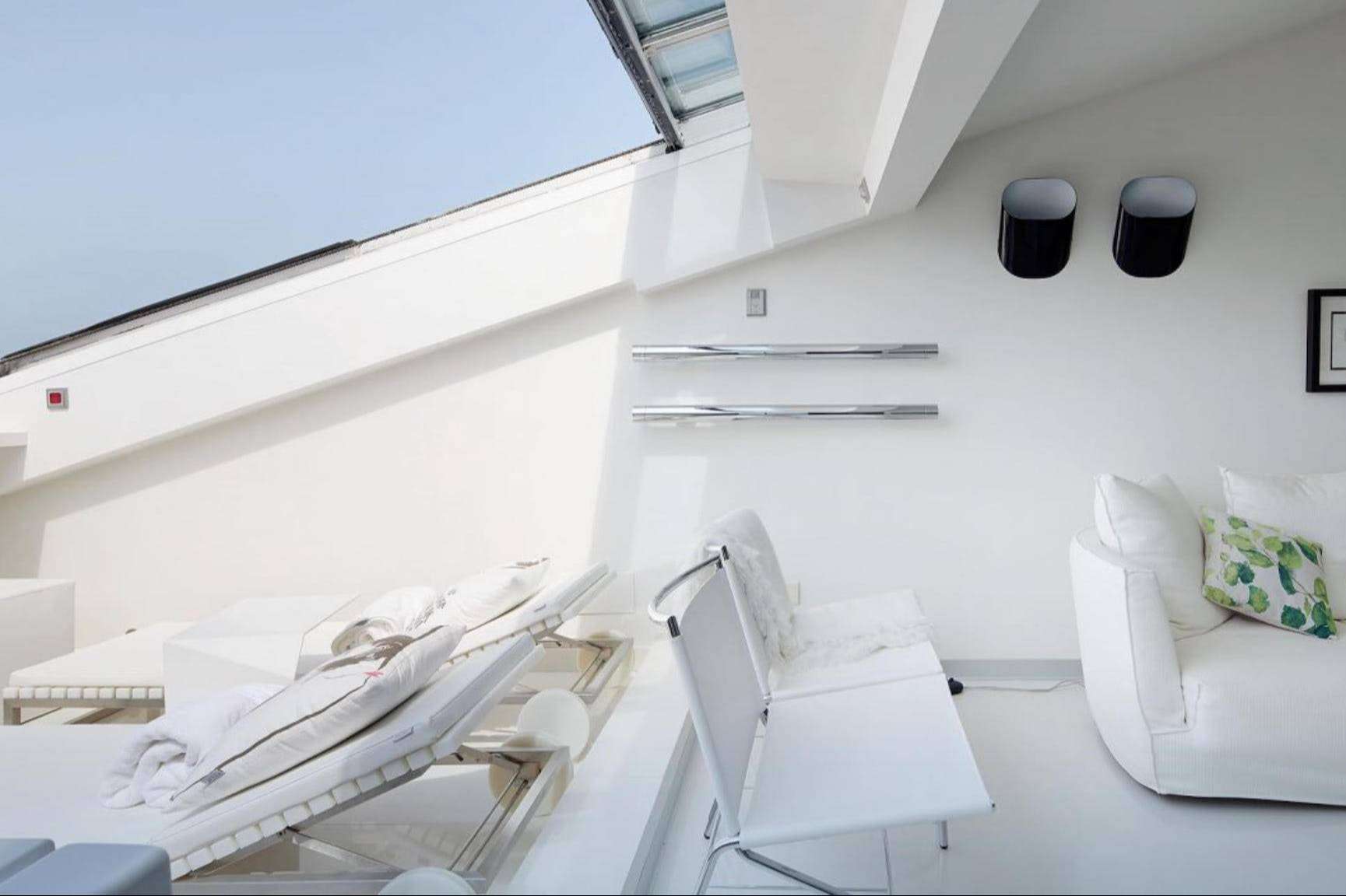 Compass Research brinda cerramientos motorizados para hostelería que se adaptan a cualquier establecimiento