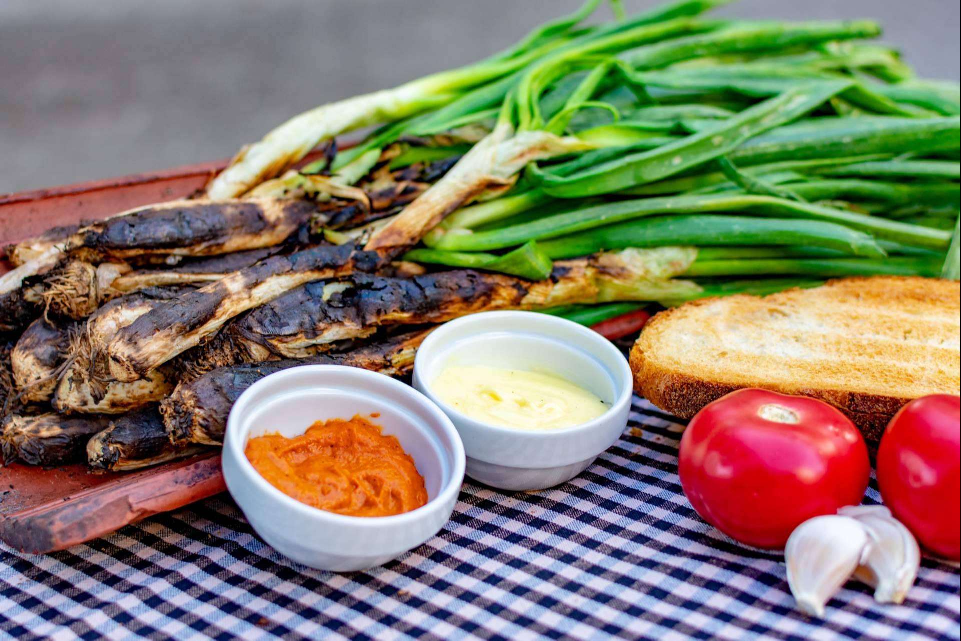 Comer calçots esta temporada, en el restaurante de la Barceloneta Pasa Tapas