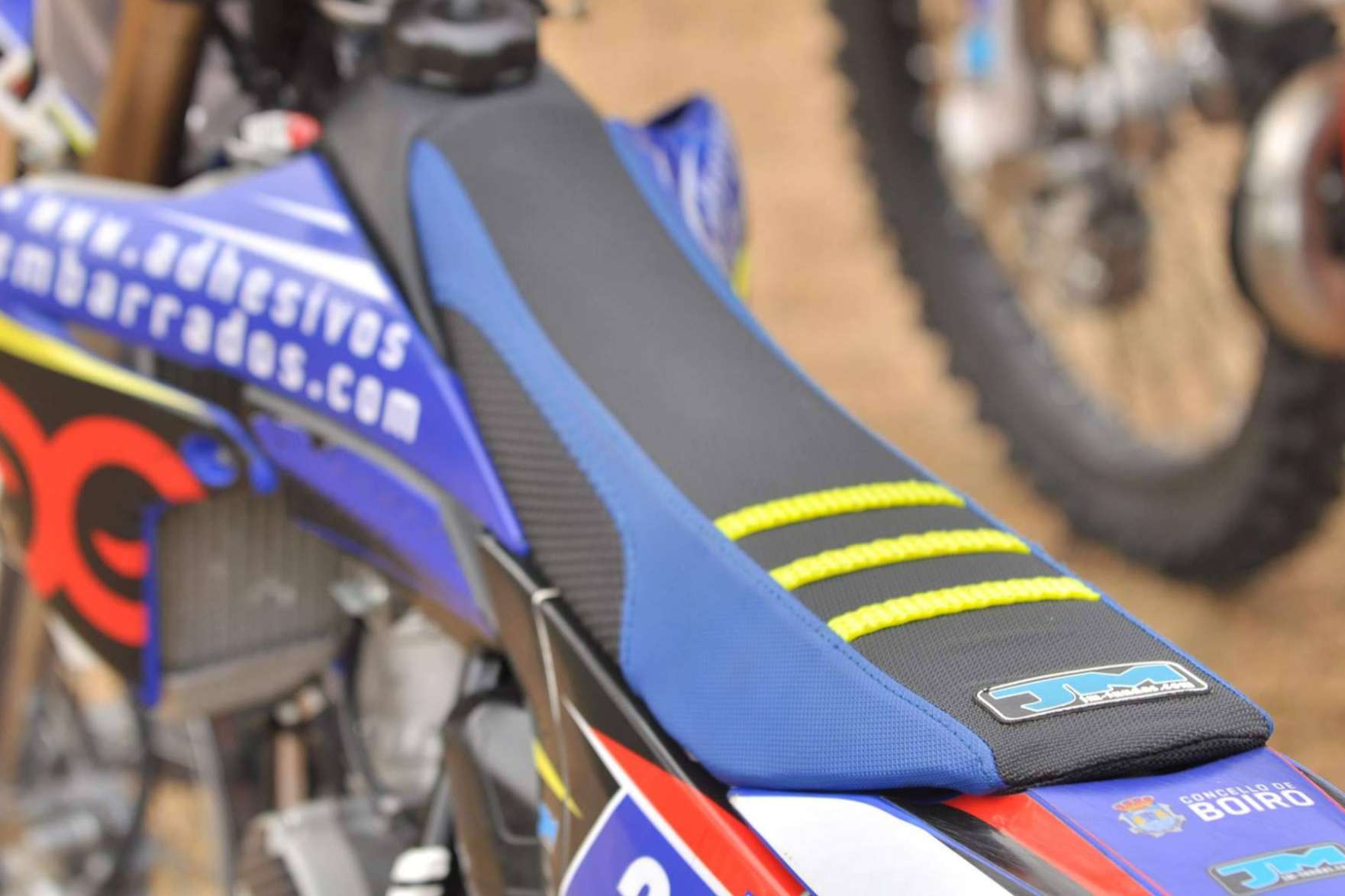 ADHESIVOSEMBARRADOS enumera los beneficios de las fundas de asiento para la moto