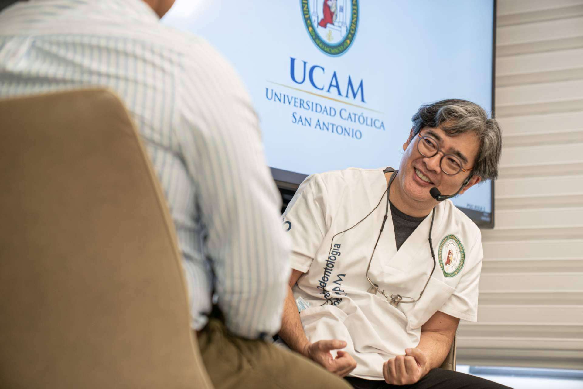 Uno de los mejores del mundo enseña la técnica de las carillas de cerámica en PgO UCAM