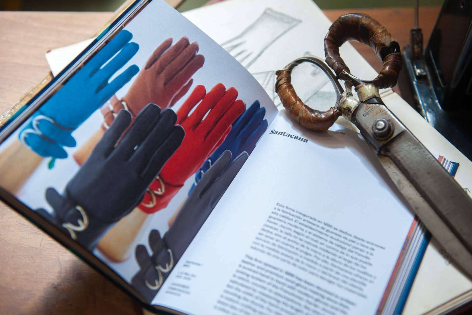 Santacana dispone de guantes de cine y series