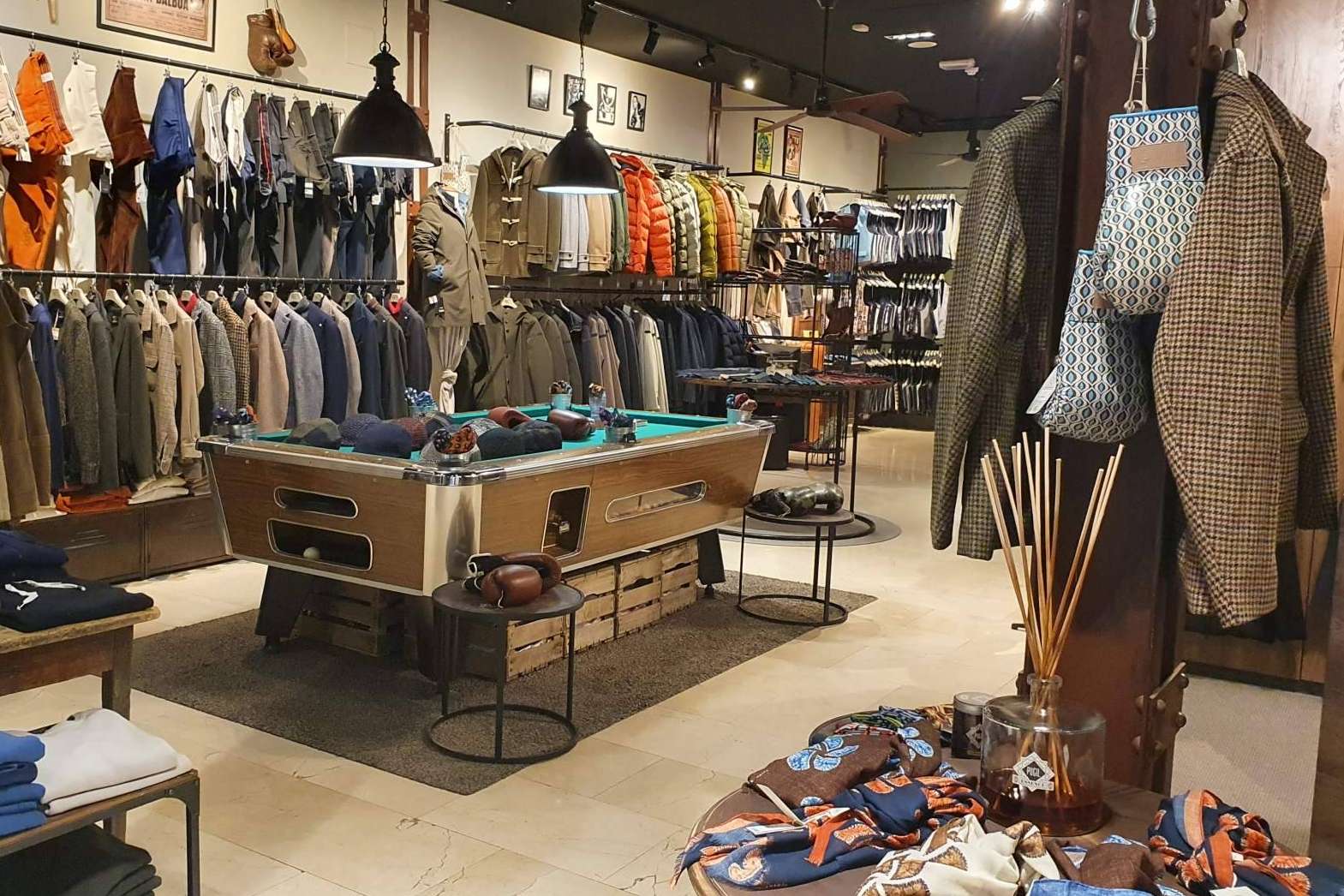 ¿Dónde encontrar trajes y chaqués para novios personalizados y a medida? Pugil Store