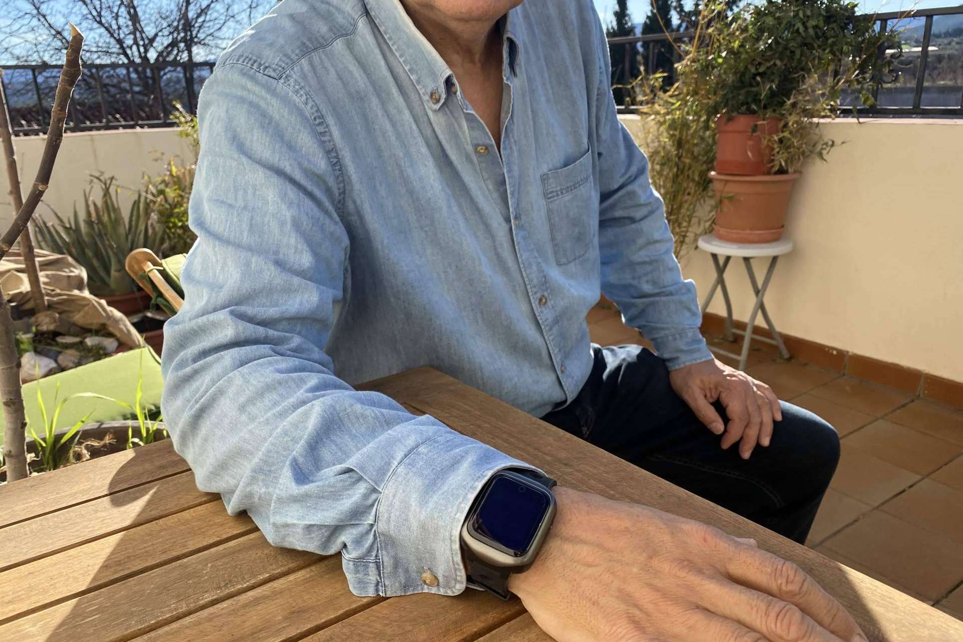 Tecnología para ayudar a las personas mayores con los relojes de la empresa Neki