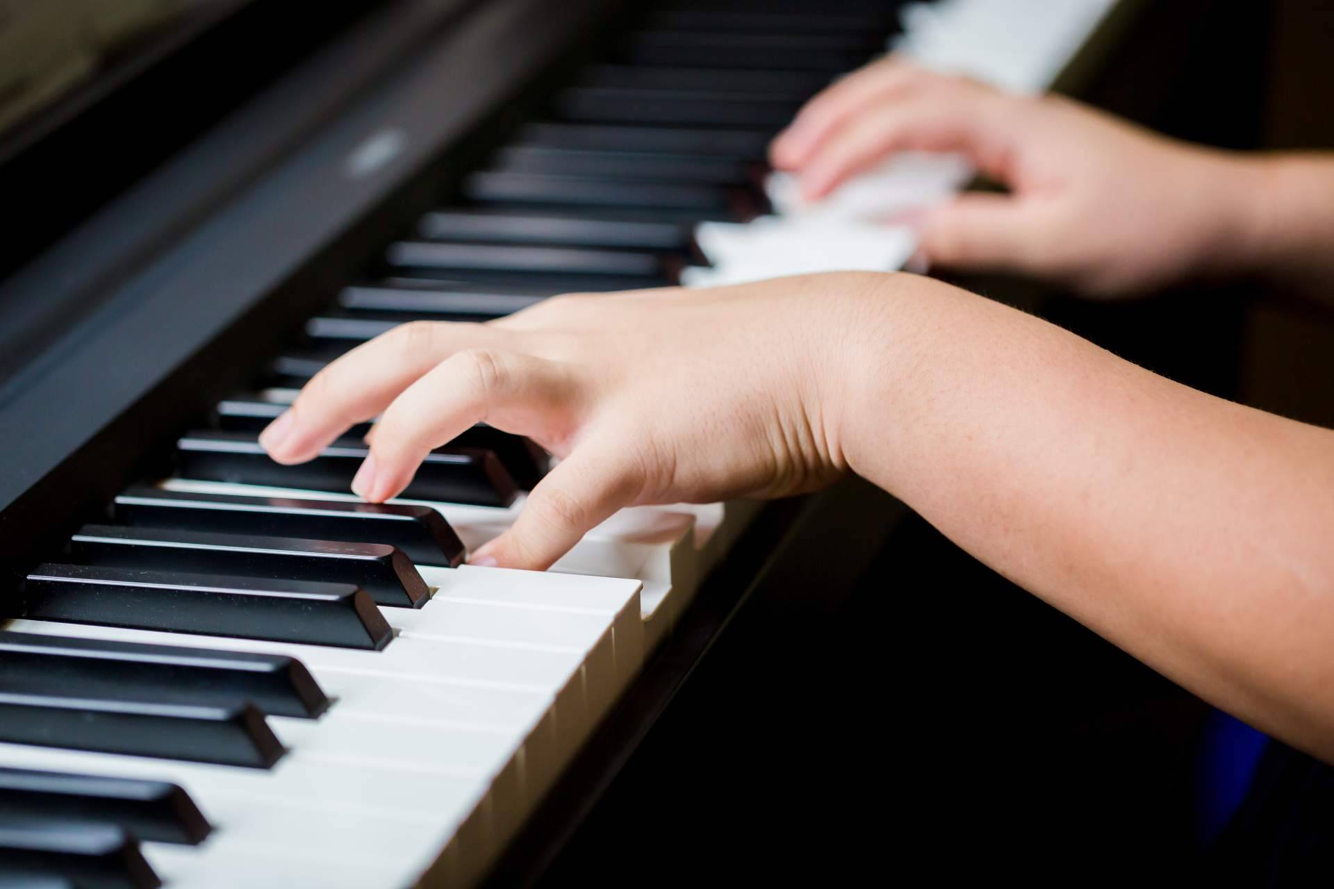 Música y Maestro permite aprender a tocar el piano con sus clases y consejos