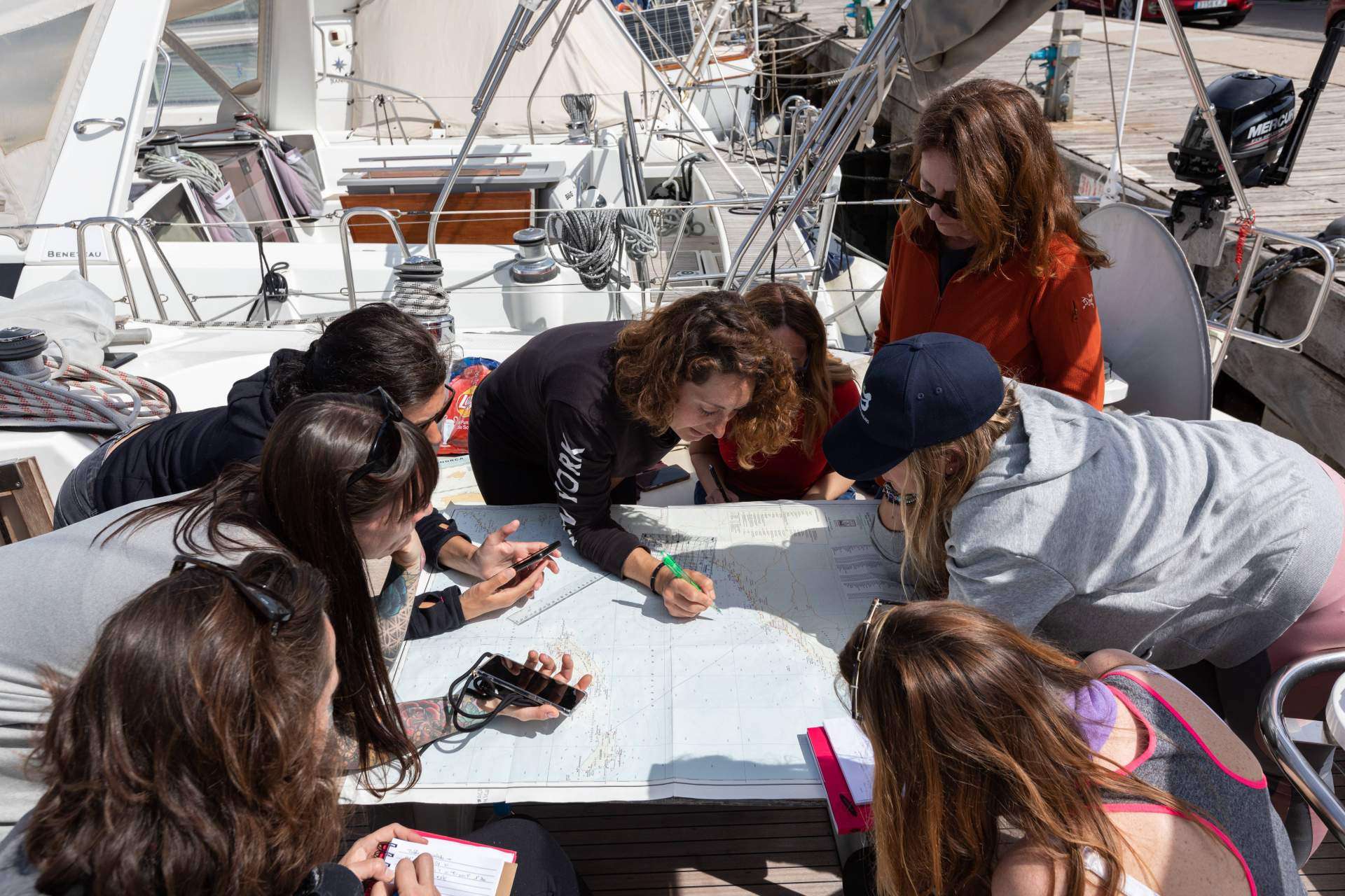 Alamar Sailing explica qué se necesita para navegar a vela un barco moderno