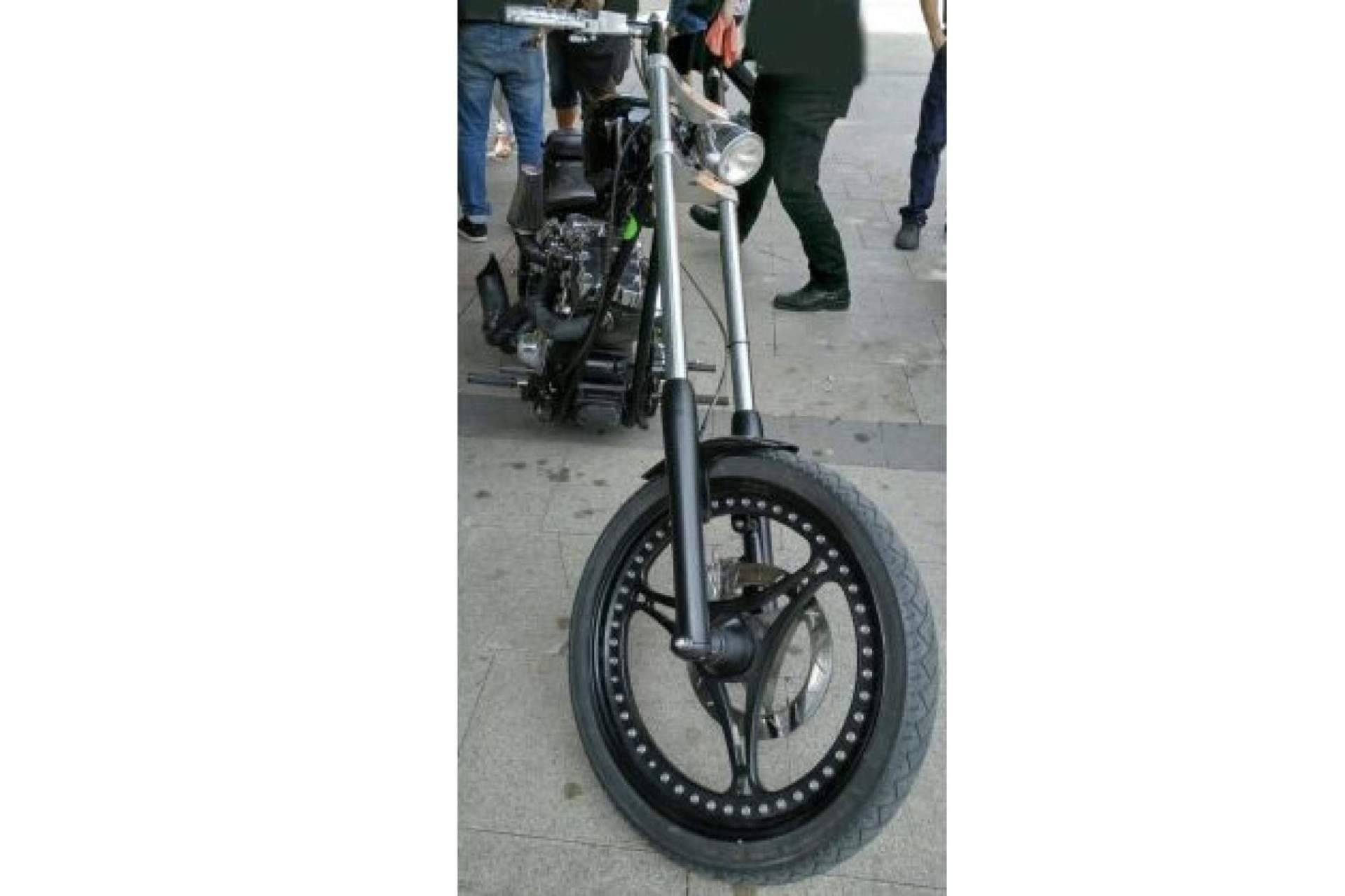 Eactivos.com subasta la moto que la artista colombiana de moda utilizó en uno de sus videoclips