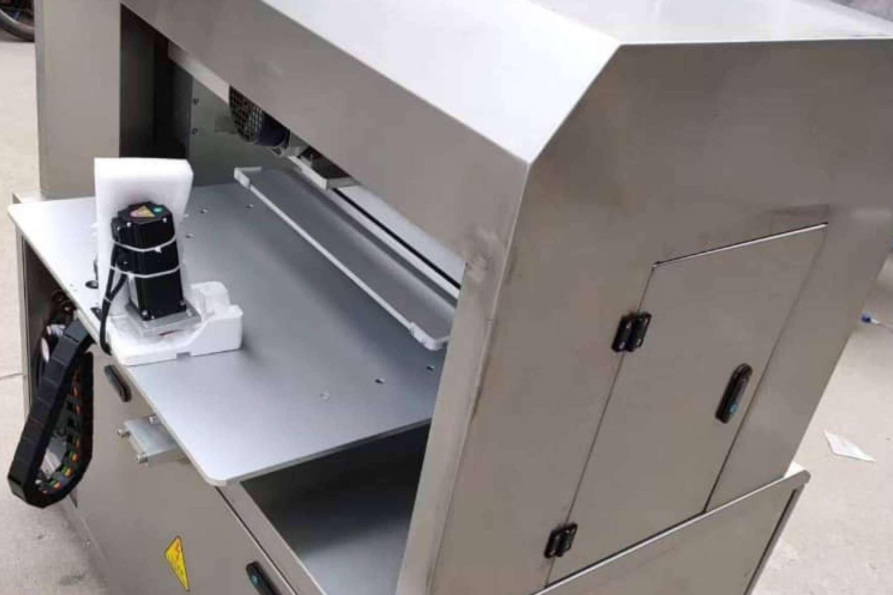 Suministro y puesta marcha de máquina cortadora de dulce para clientes en Córdoba