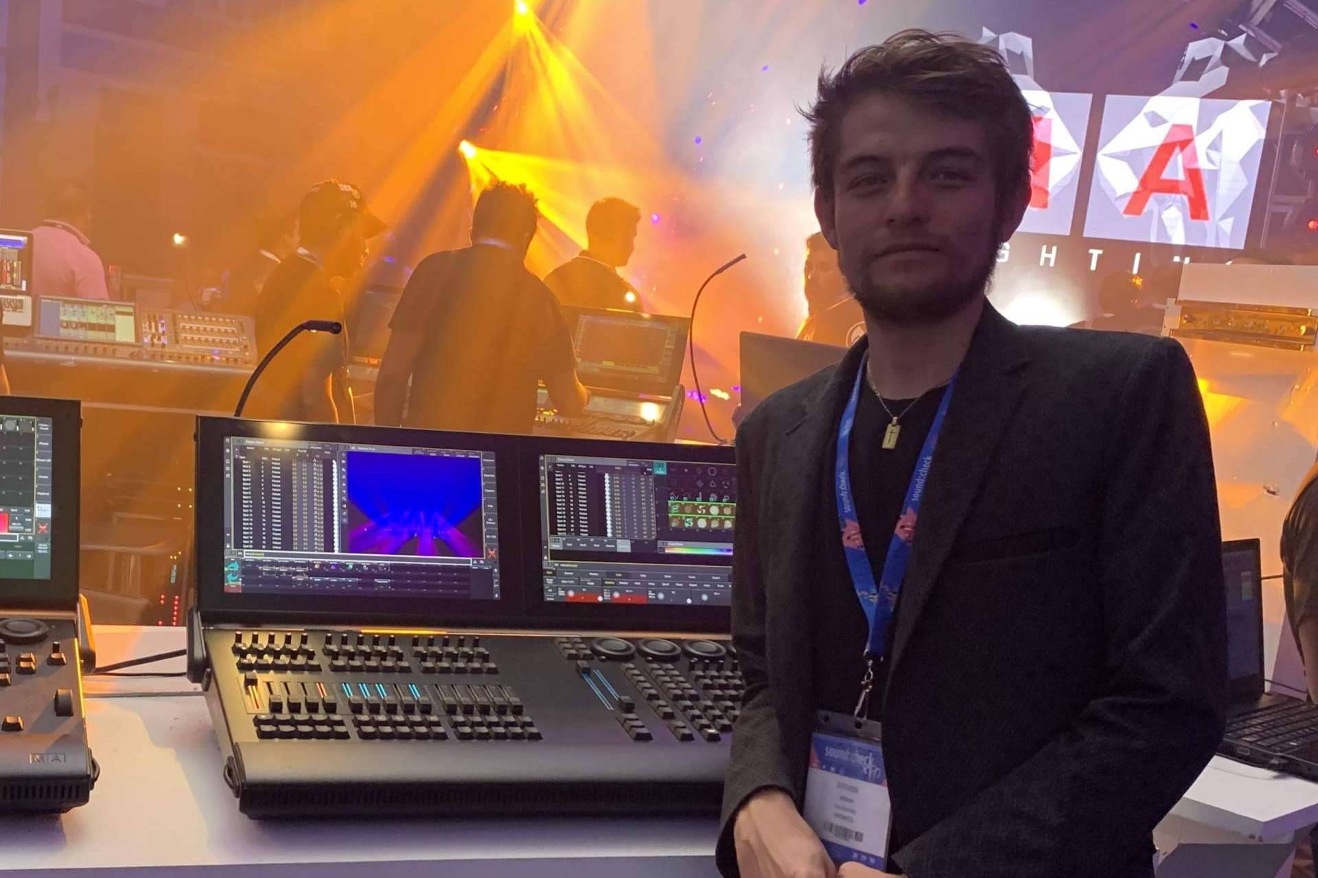 El Lighting Designer colombiano que hace brillar a los artistas de talla mundial, Nesmar Estiven Cepeda,