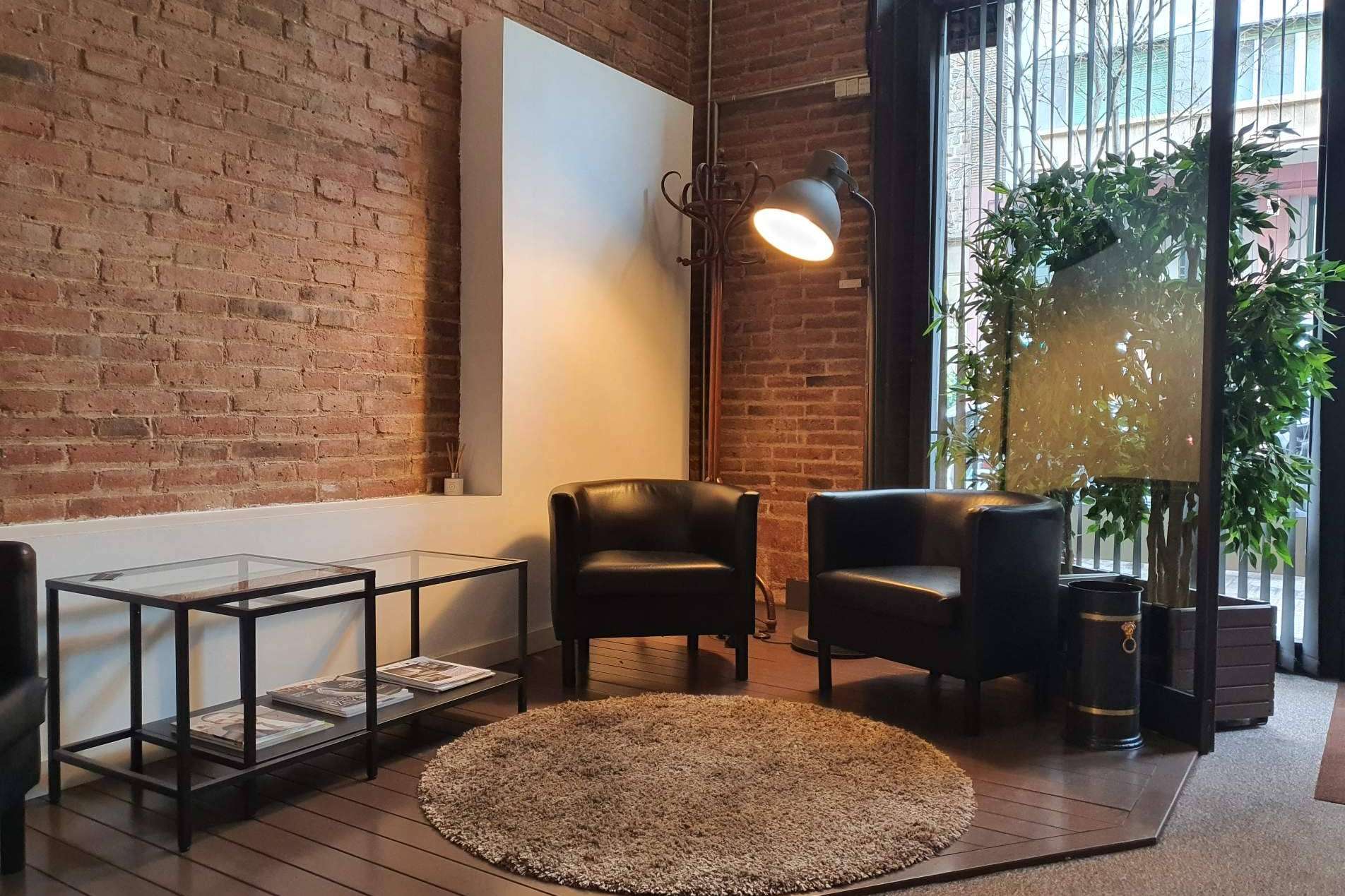 Un mes gratuito con el alquilar durante 6 meses una de las oficinas modernas y funcionales que ofrece Comfort Business