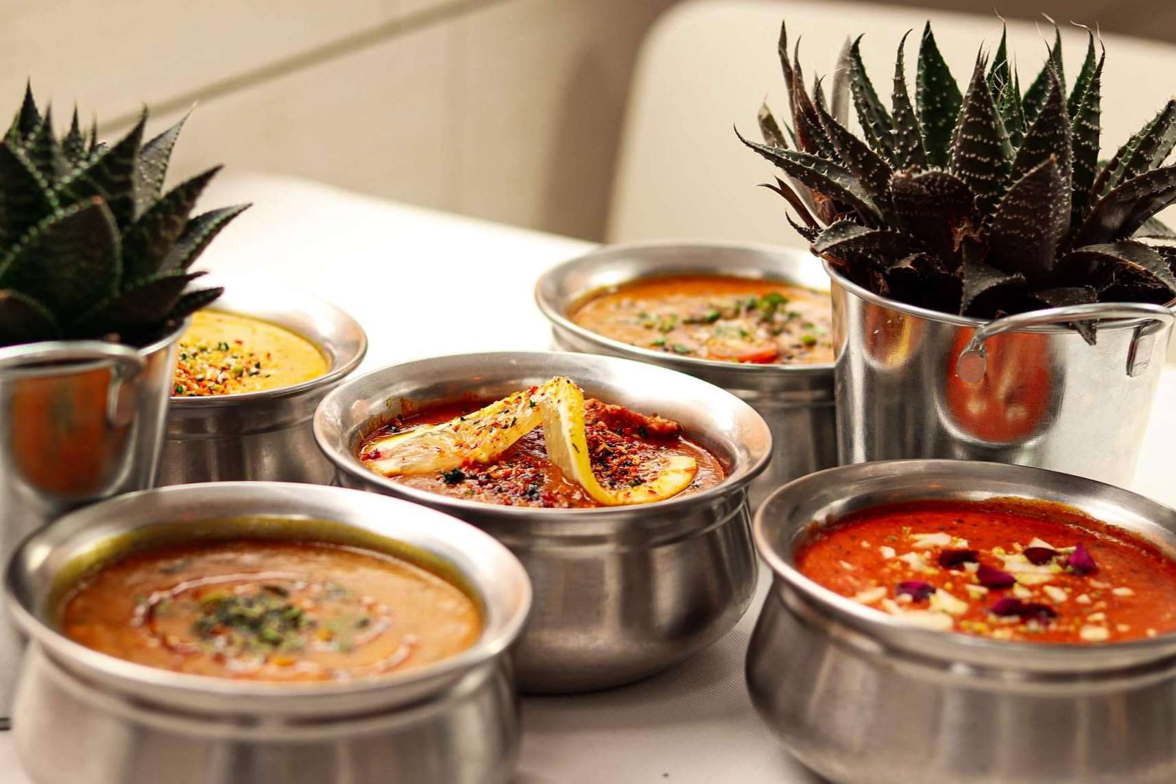 En la Gran Vía de Madrid ahora también se puede disfrutar del restaurante cuya carta ha sido elaborada por la ganadora de Master Chef India ofrece un menú degustación por solo 31 €