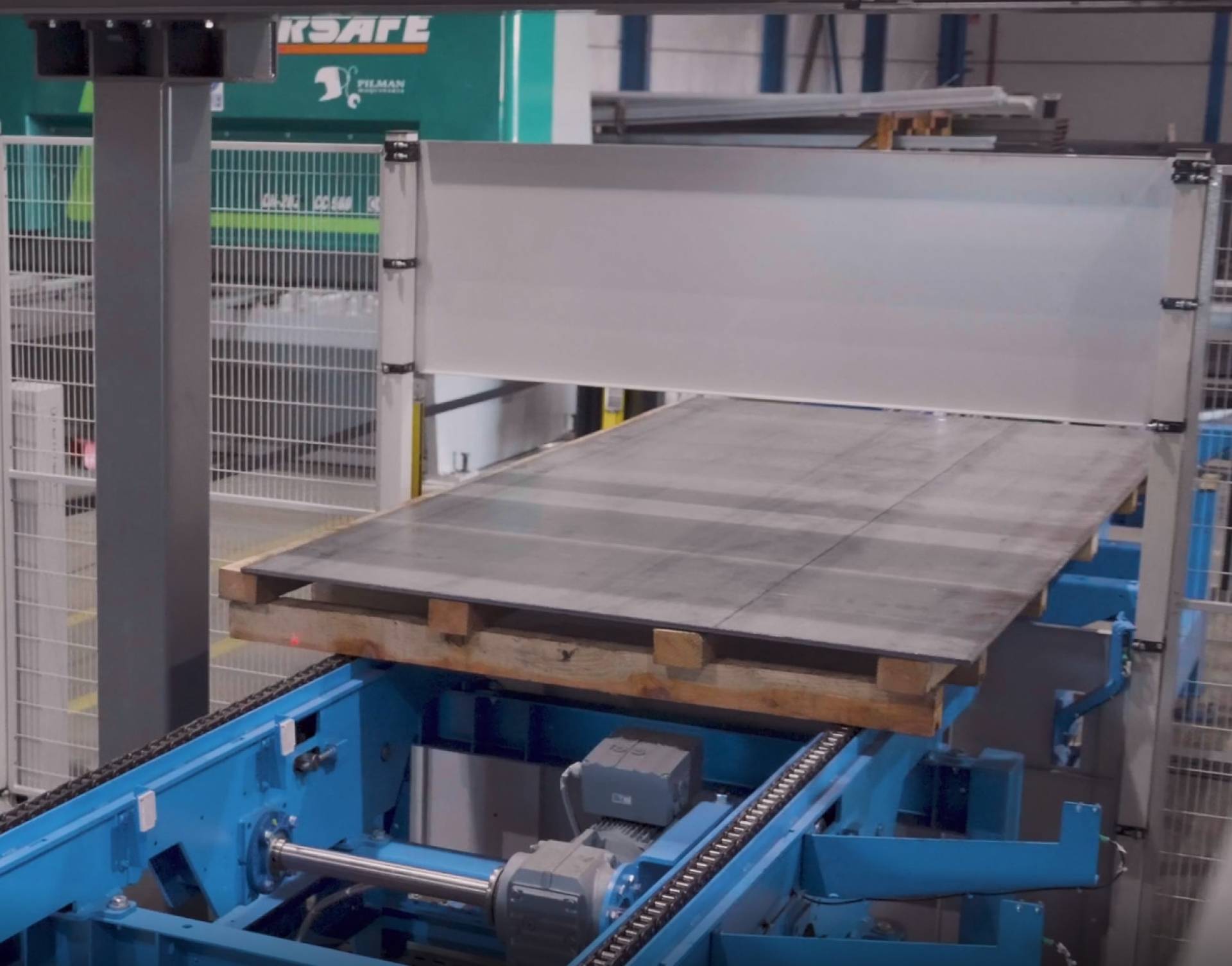 Tubos París y su nuevo robot logístico para aumentar la variedad de productos y la capacidad de almacenaje