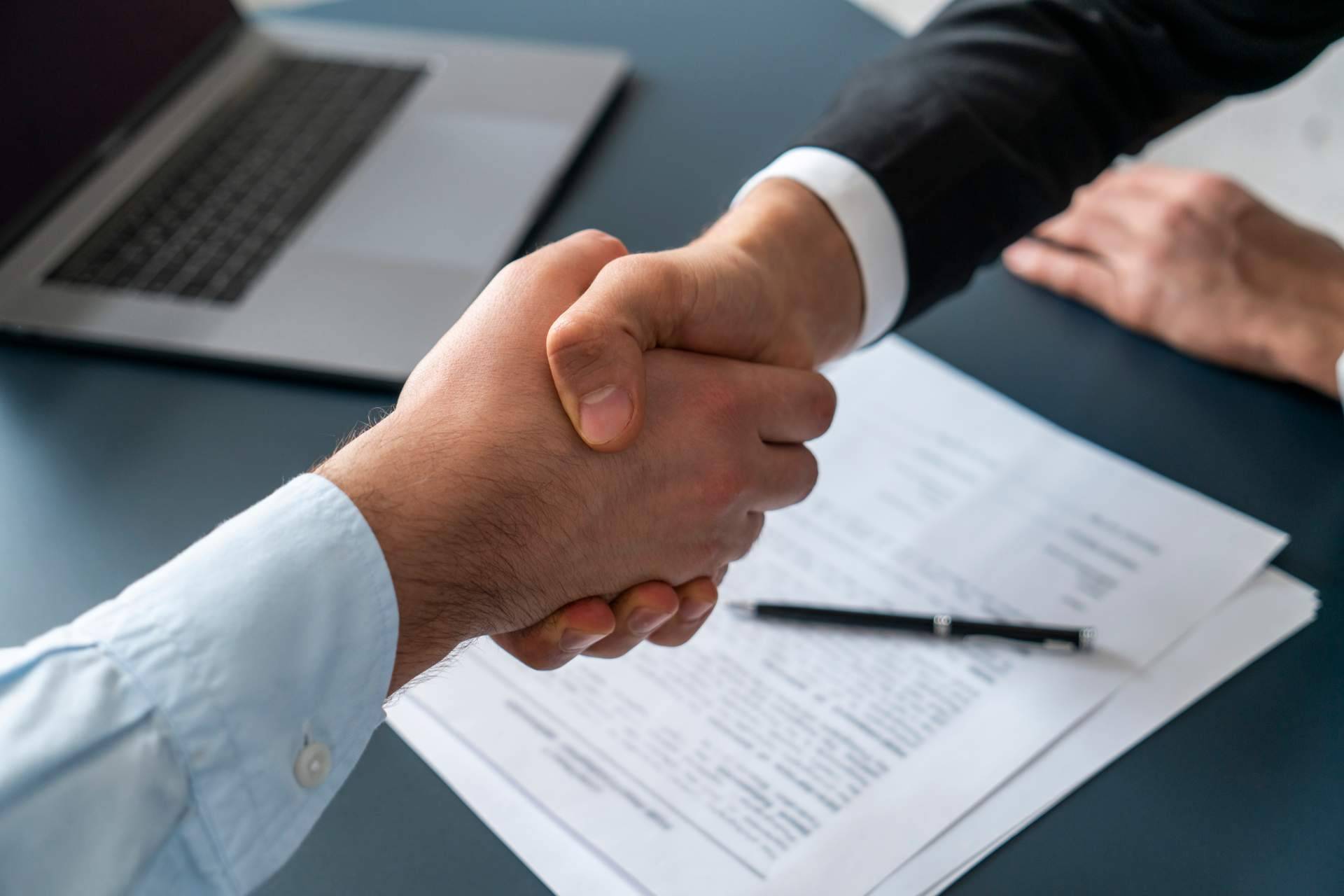 La firma de contratos con los servicios de Factorymail
