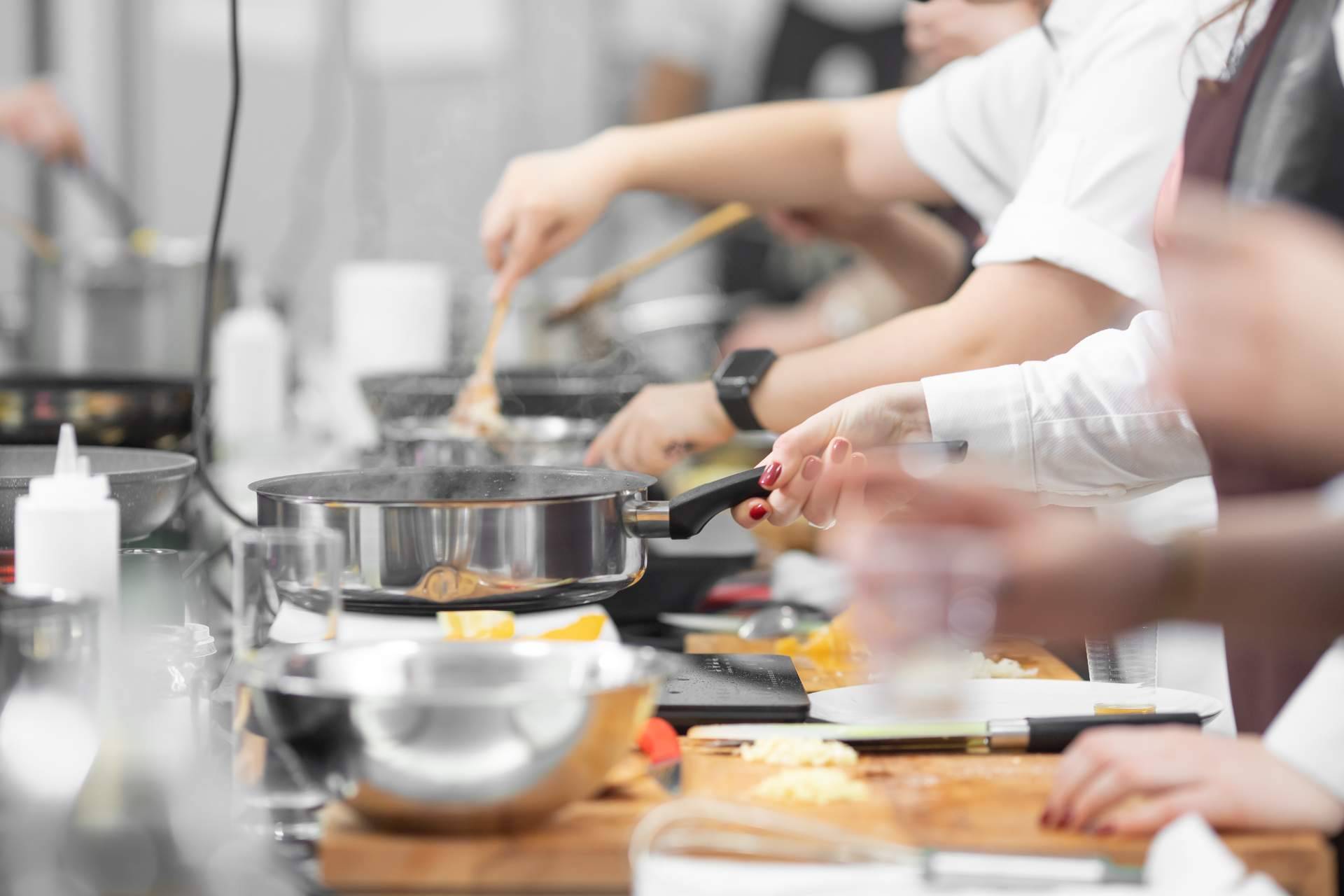 Just Royal BCN ofrece actividades de team building de cocina para empresas