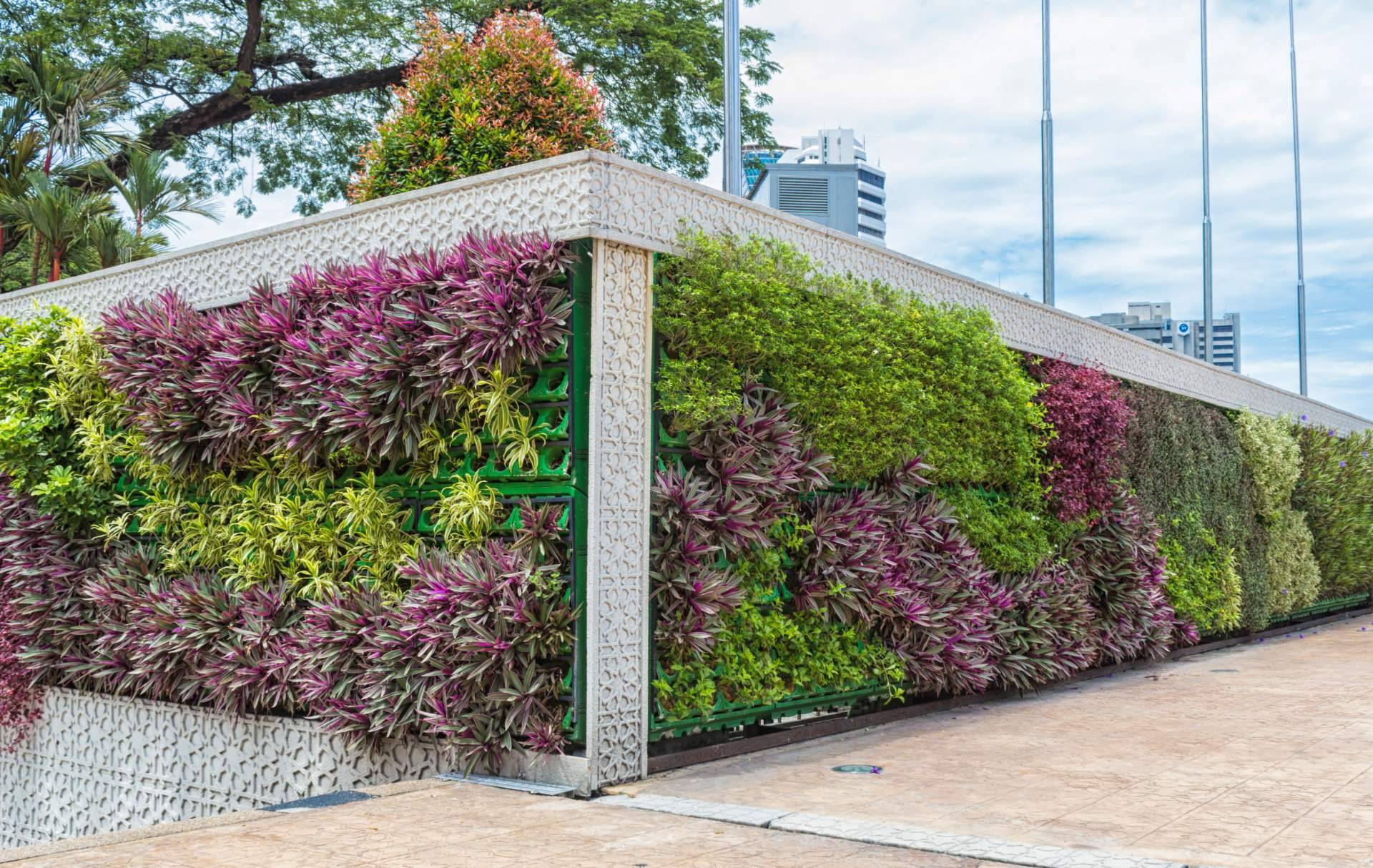 Jardín vertical artificial para exterior con JardinVertical.es para reinventar los espacios al aire libre