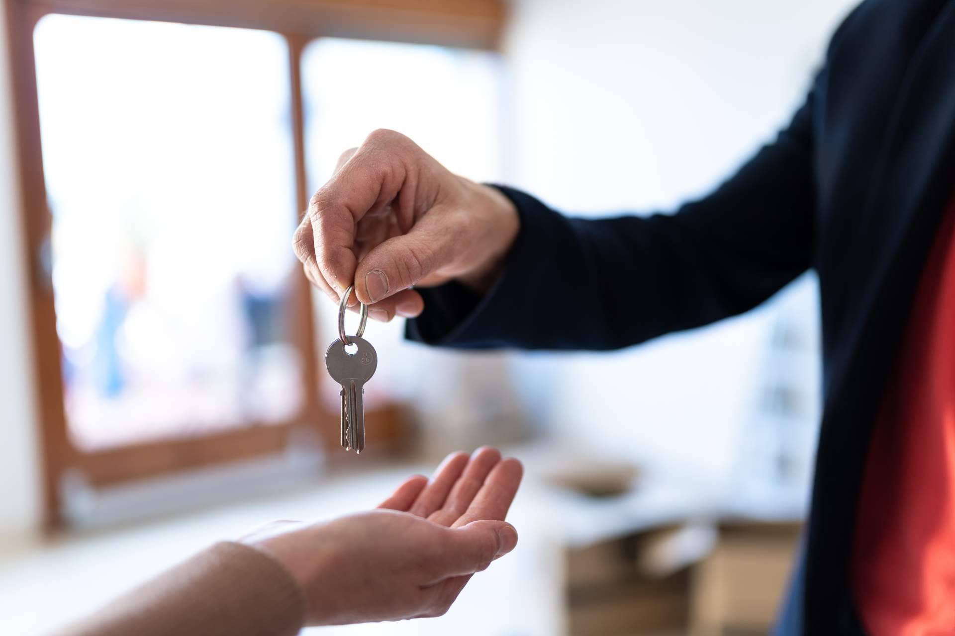 ¿Es posible vender la nuda propiedad y seguir viviendo en la vivienda?