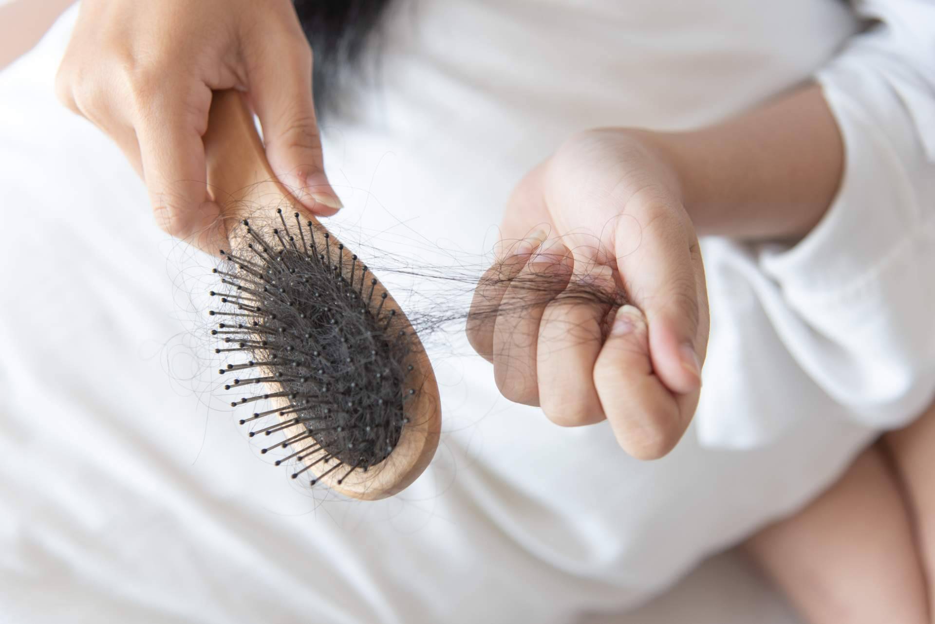 ¿Por qué se cae más el cabello en primavera y cómo tratarlo?