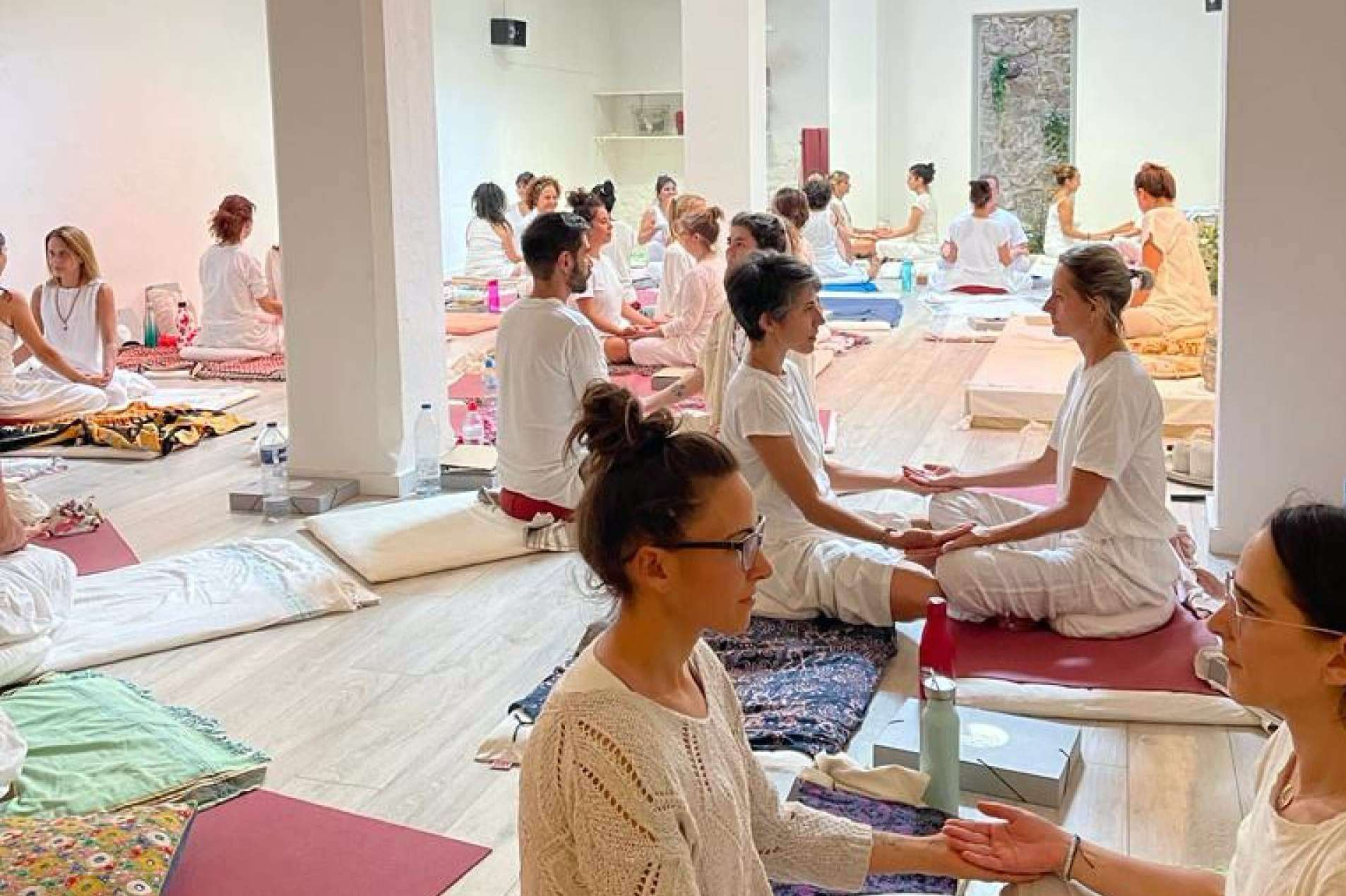 Profundizar en el kundalini yoga con la formación de Blanc Yoga