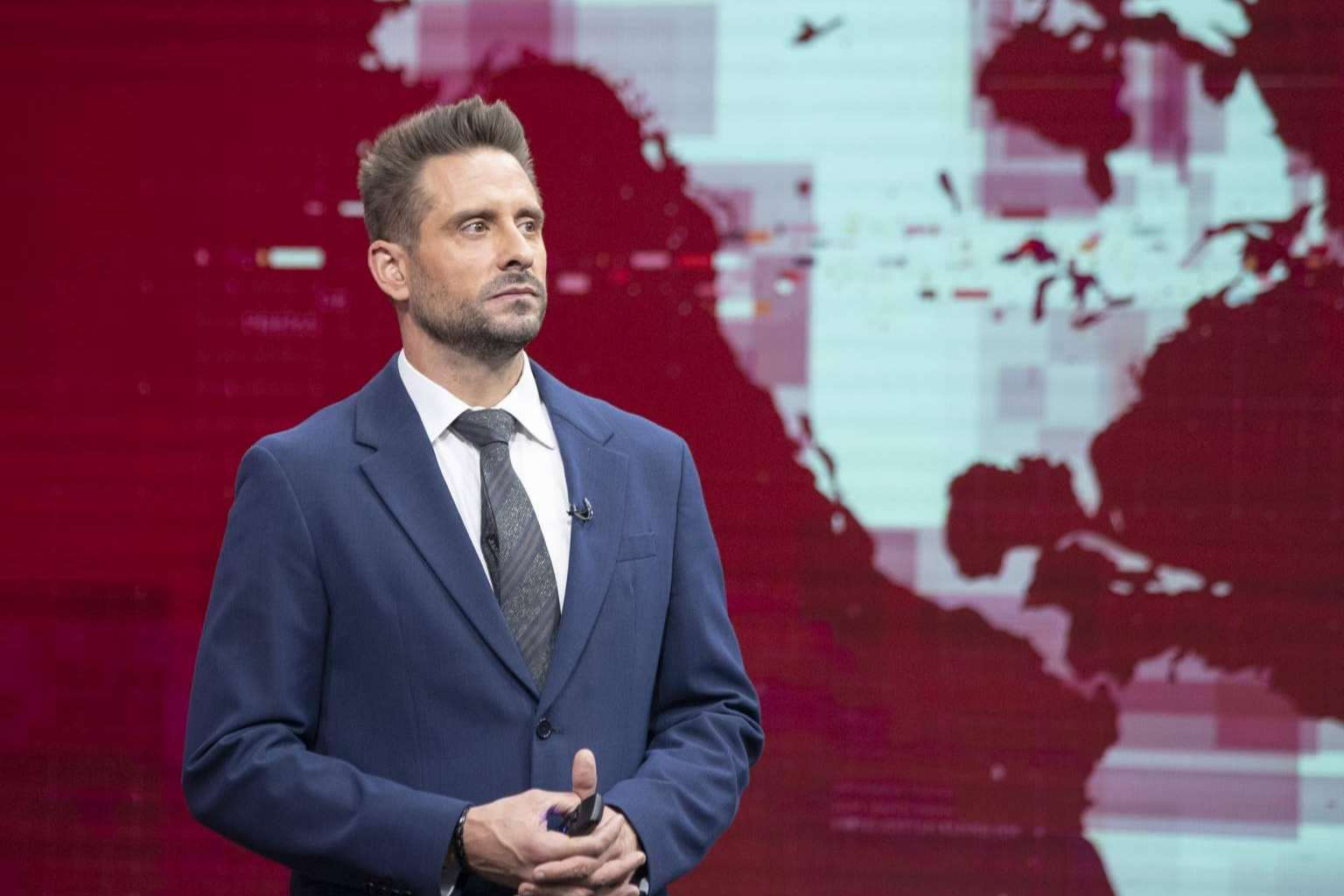 El presentador de noticias de TVE que destaca por su versatilidad y enfoque creativo, Àngel Pons