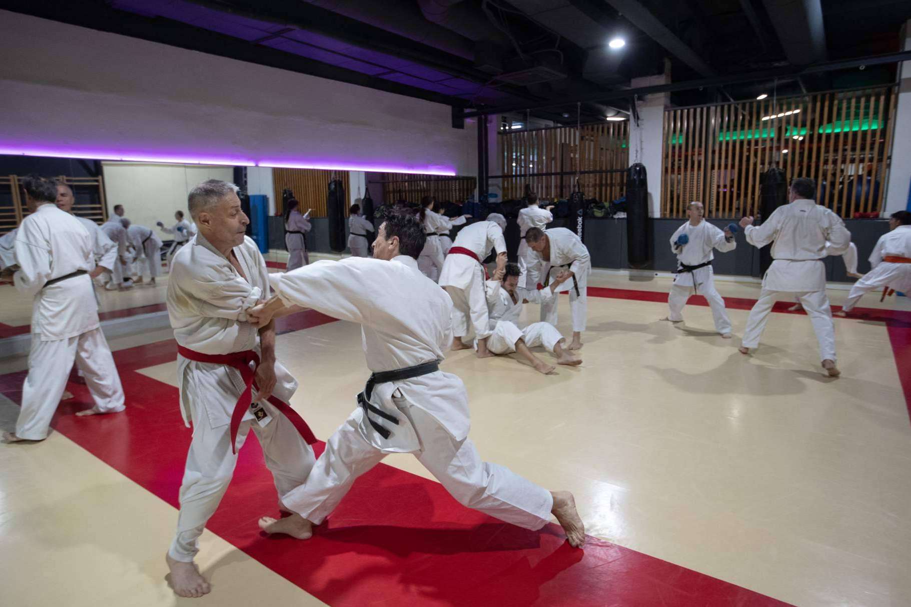 Un referente del karate en Madrid para practicar artes marciales es Mabuni, gimnasio con piscina